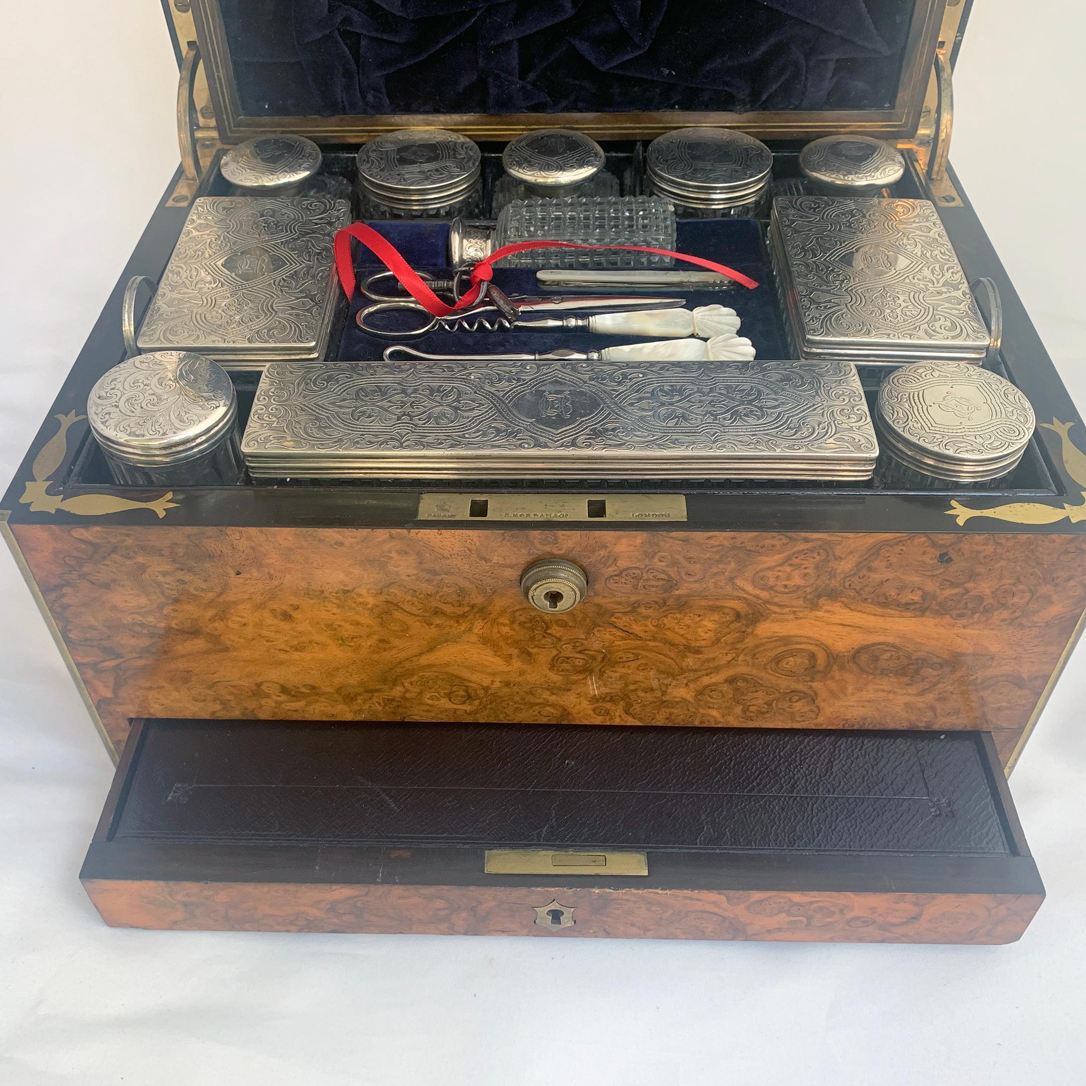 Victorian Vanity Set in the Original Burl Wood Box In Good Condition For Sale In Singapore, SG
