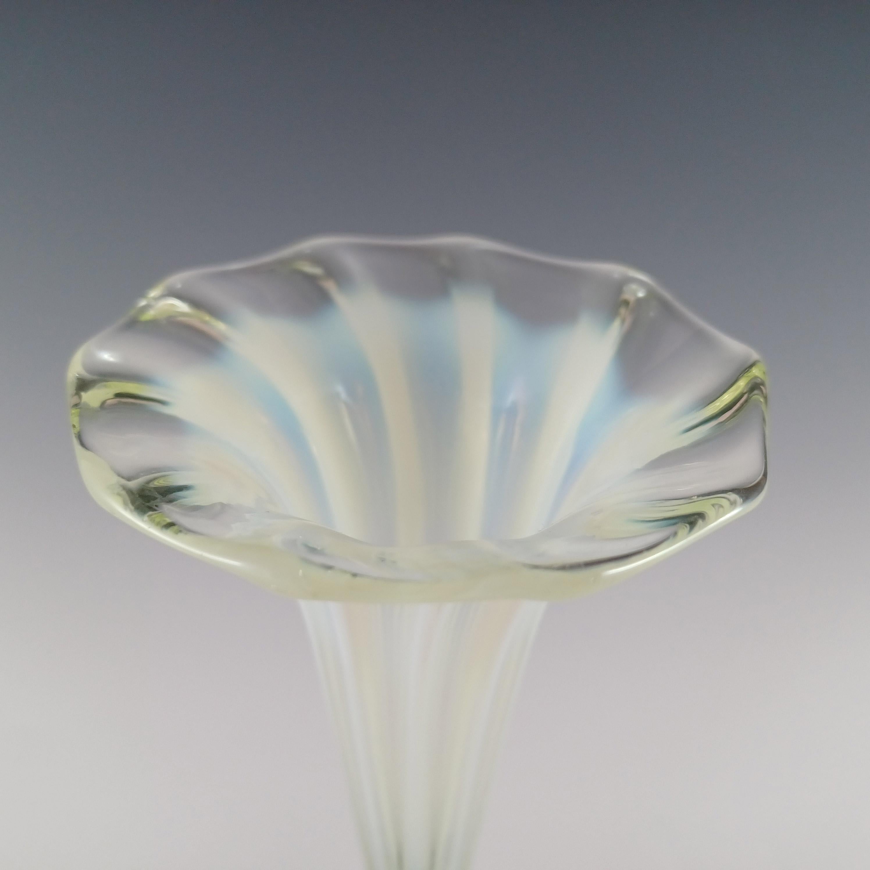 Vaselina Victoriana / Uranio Jarrón Epergne de Vidrio y Metal en venta 3
