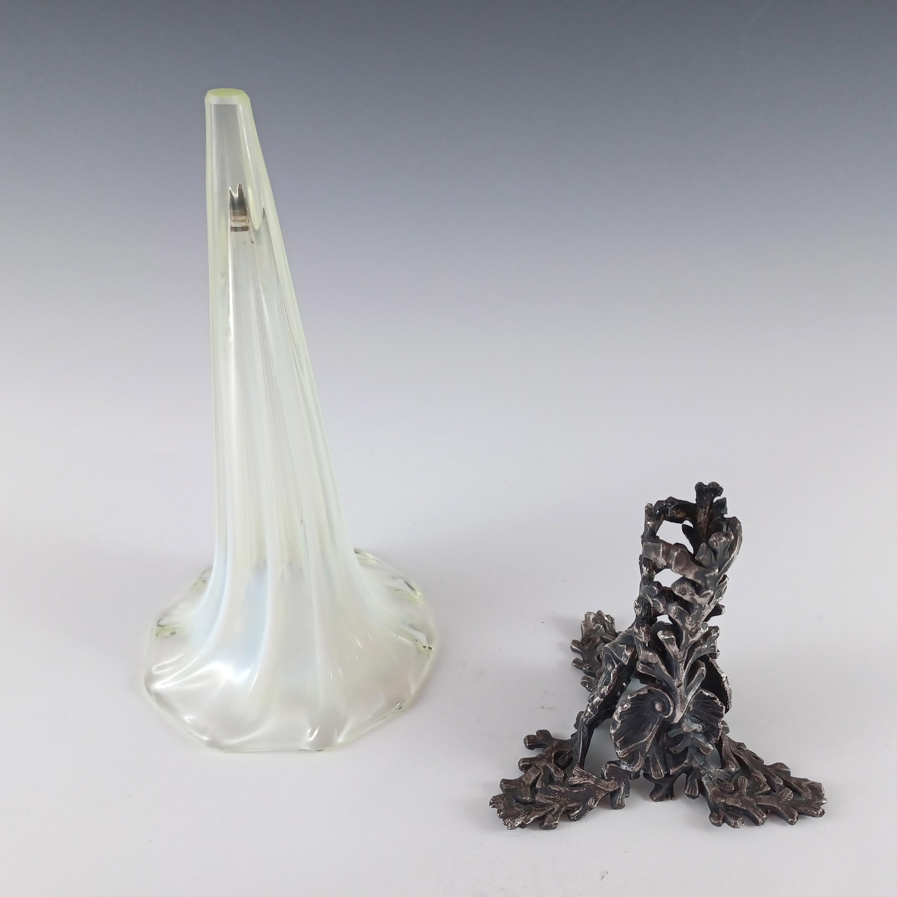 Vaselina Victoriana / Uranio Jarrón Epergne de Vidrio y Metal en venta 4