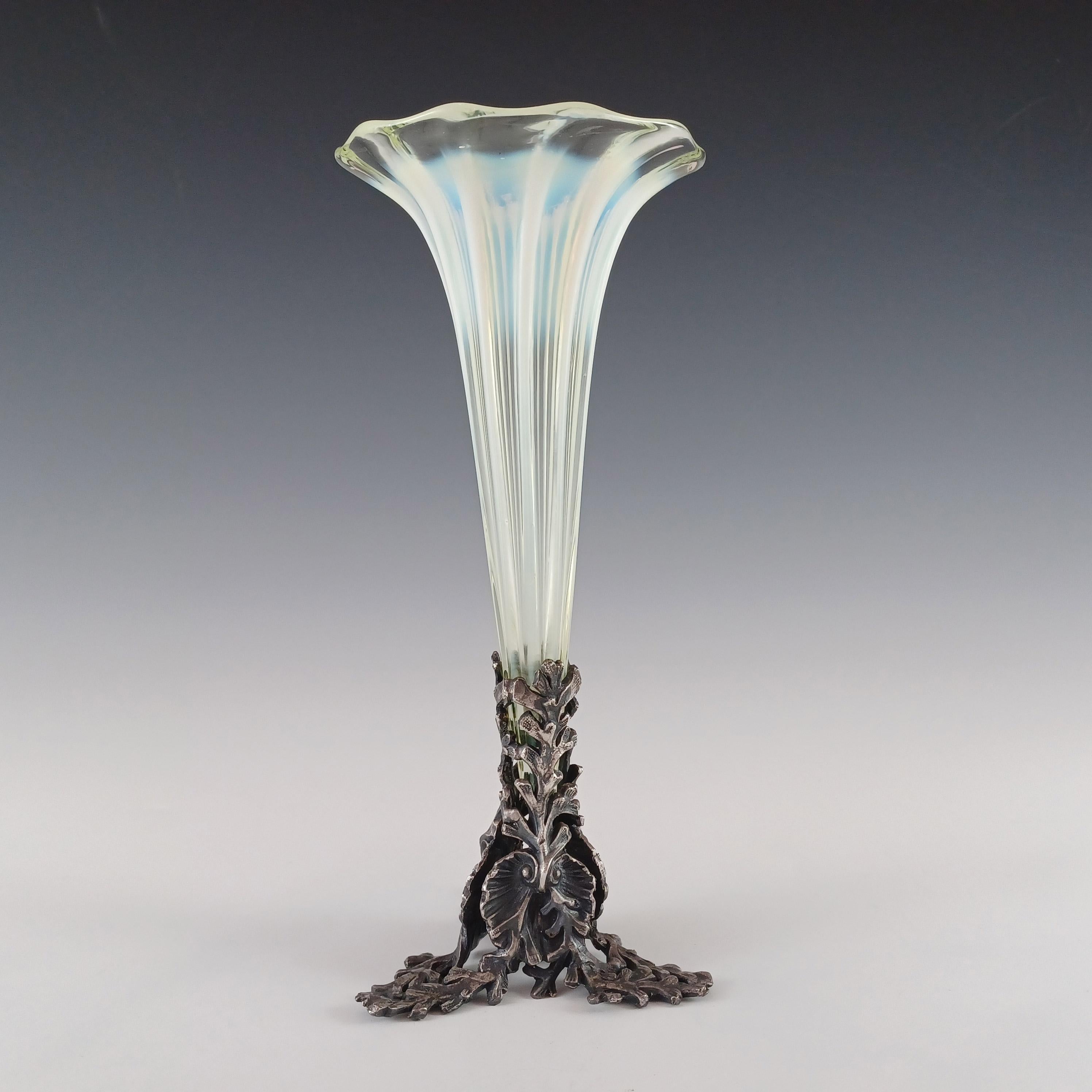 Impresionante jarrón epergne victoriano de cristal de 1890 con base / soporte de metal. Fabricada en vidrio amarillo vaselina/uranio, que brilla intensamente en verde bajo la luz ultravioleta. También tiene nervaduras verticales blancas