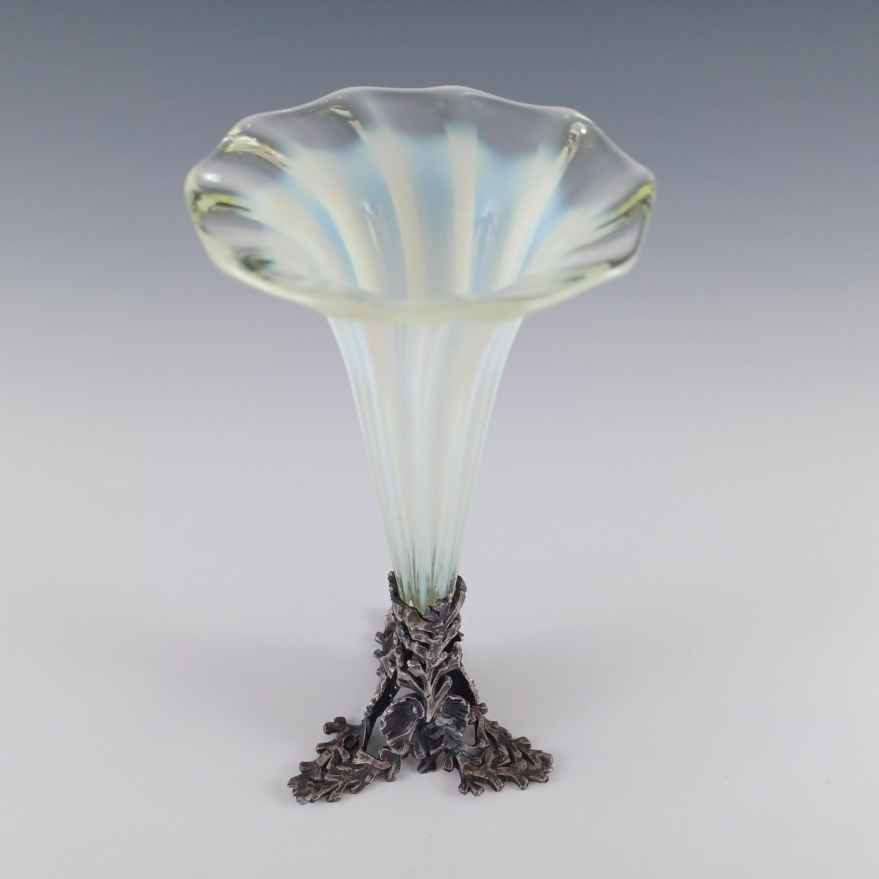 Vaselina Victoriana / Uranio Jarrón Epergne de Vidrio y Metal Británico en venta