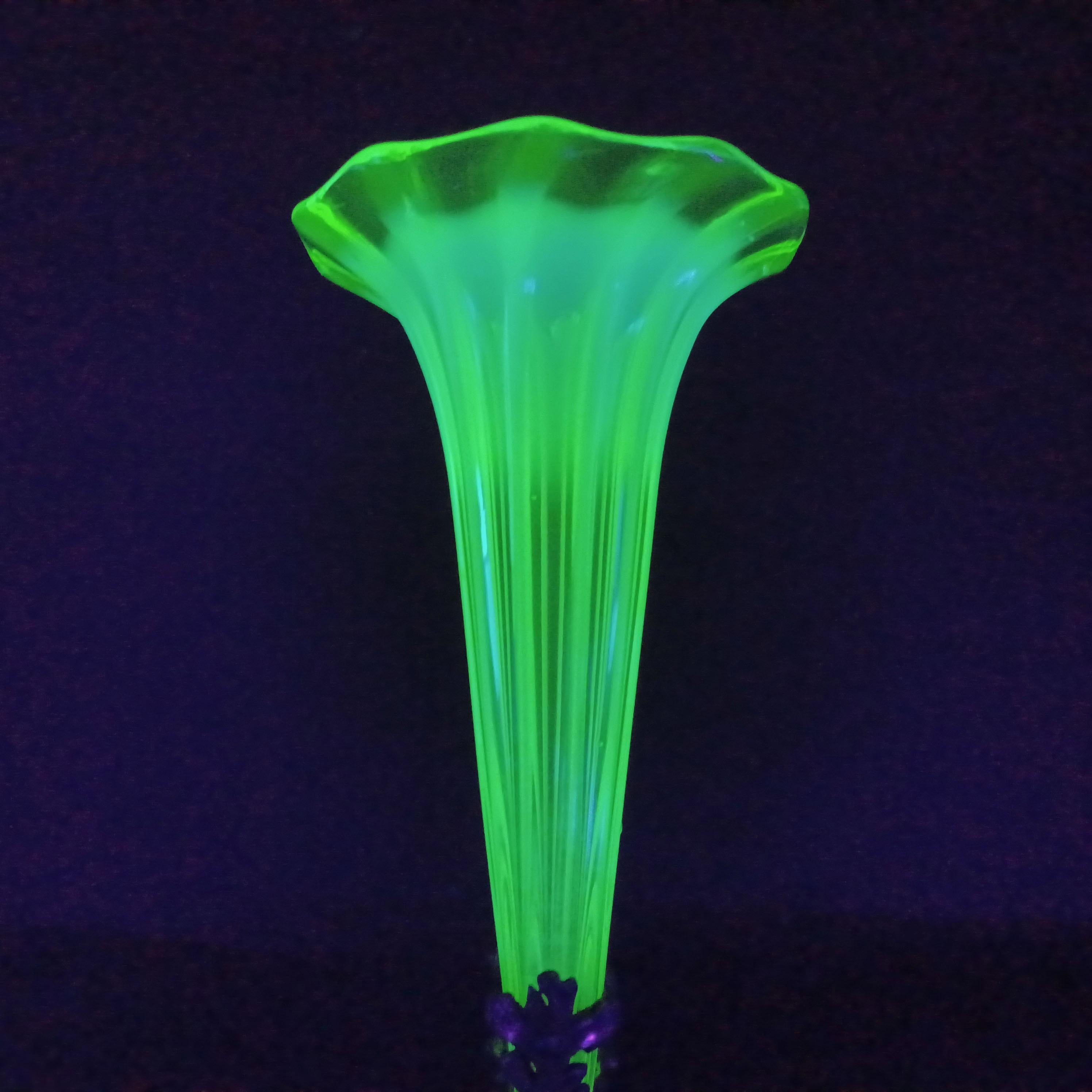 Vaselina Victoriana / Uranio Jarrón Epergne de Vidrio y Metal Hecho a mano en venta