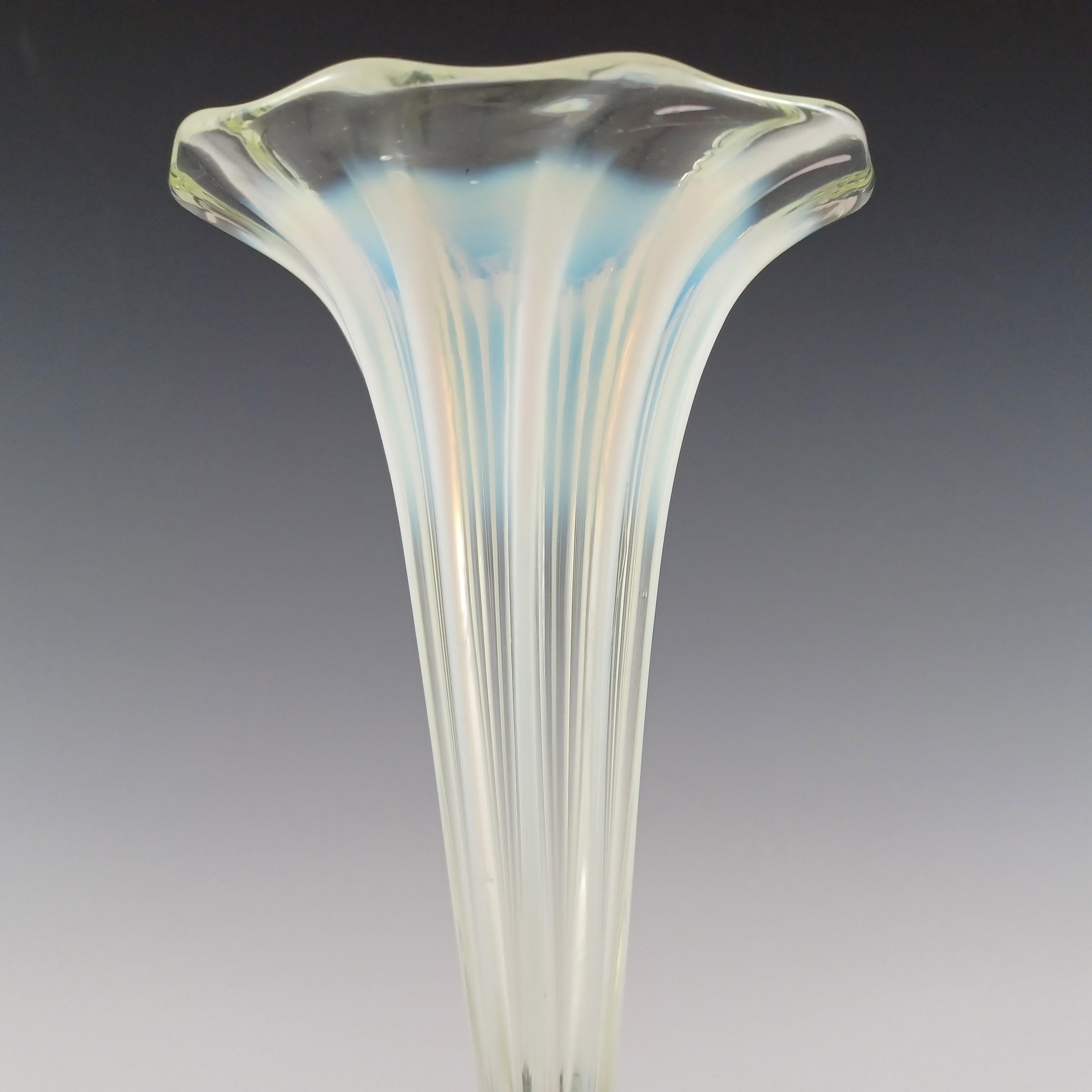 Vaselina Victoriana / Uranio Jarrón Epergne de Vidrio y Metal en venta 1