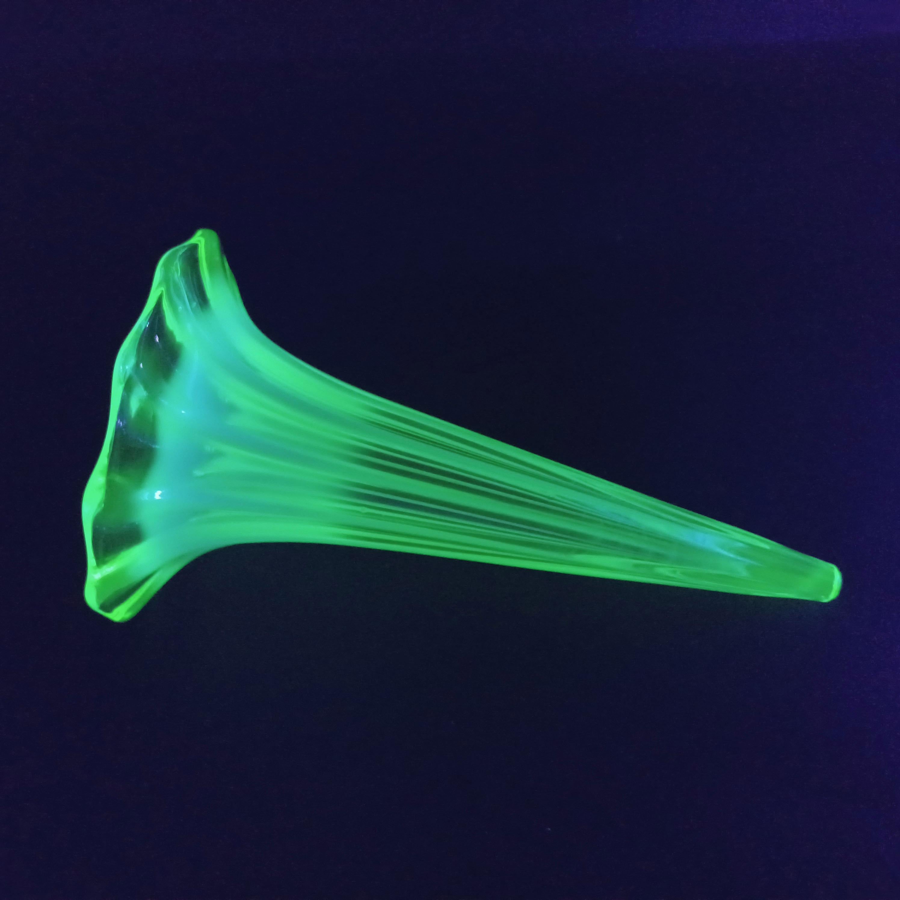 Vaselina Victoriana / Uranio Jarrón Epergne de Vidrio y Metal en venta 2