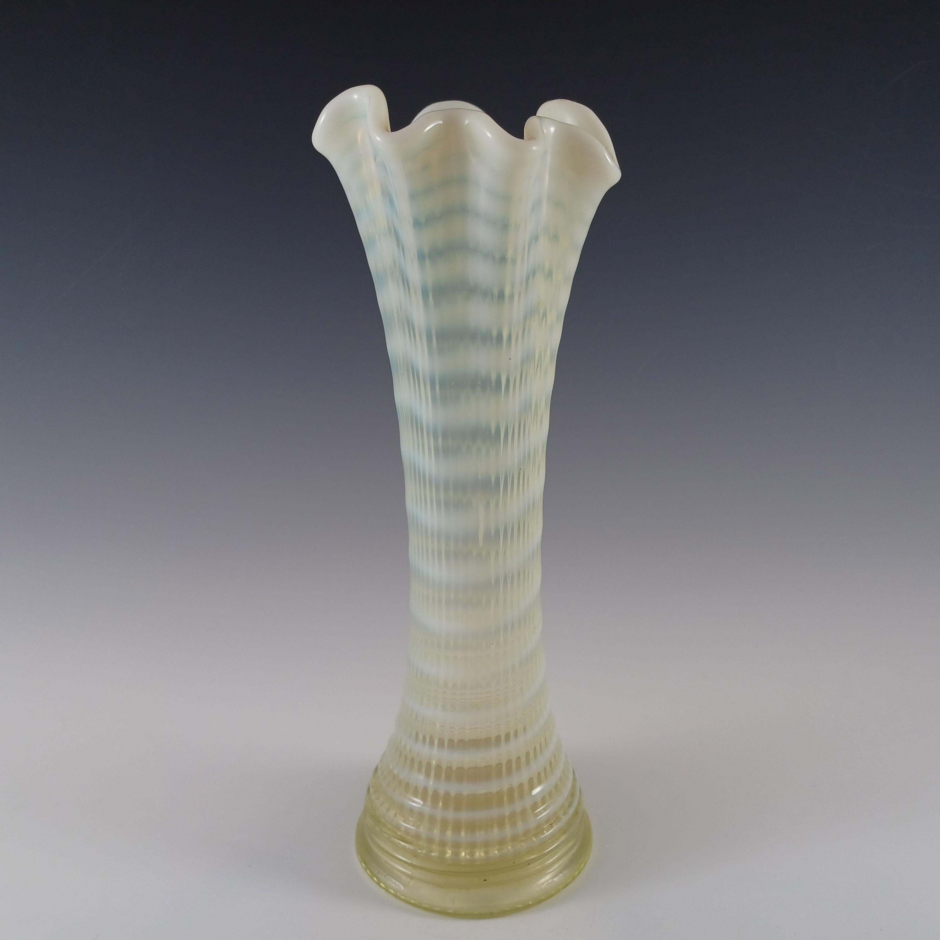 Eine atemberaubende viktorianische große antike Glasvase. Aus opaleszierendem gelbem Glas, mit geformtem Sockel und warmgearbeitetem Rand, horizontalen opaleszierenden weißen Linien und vertikalen Rippen. Hergestellt aus Vaseline/Uranglas, das im