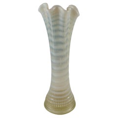 Vaso vittoriano in vetro antico opalescente all'uranio di vaselina