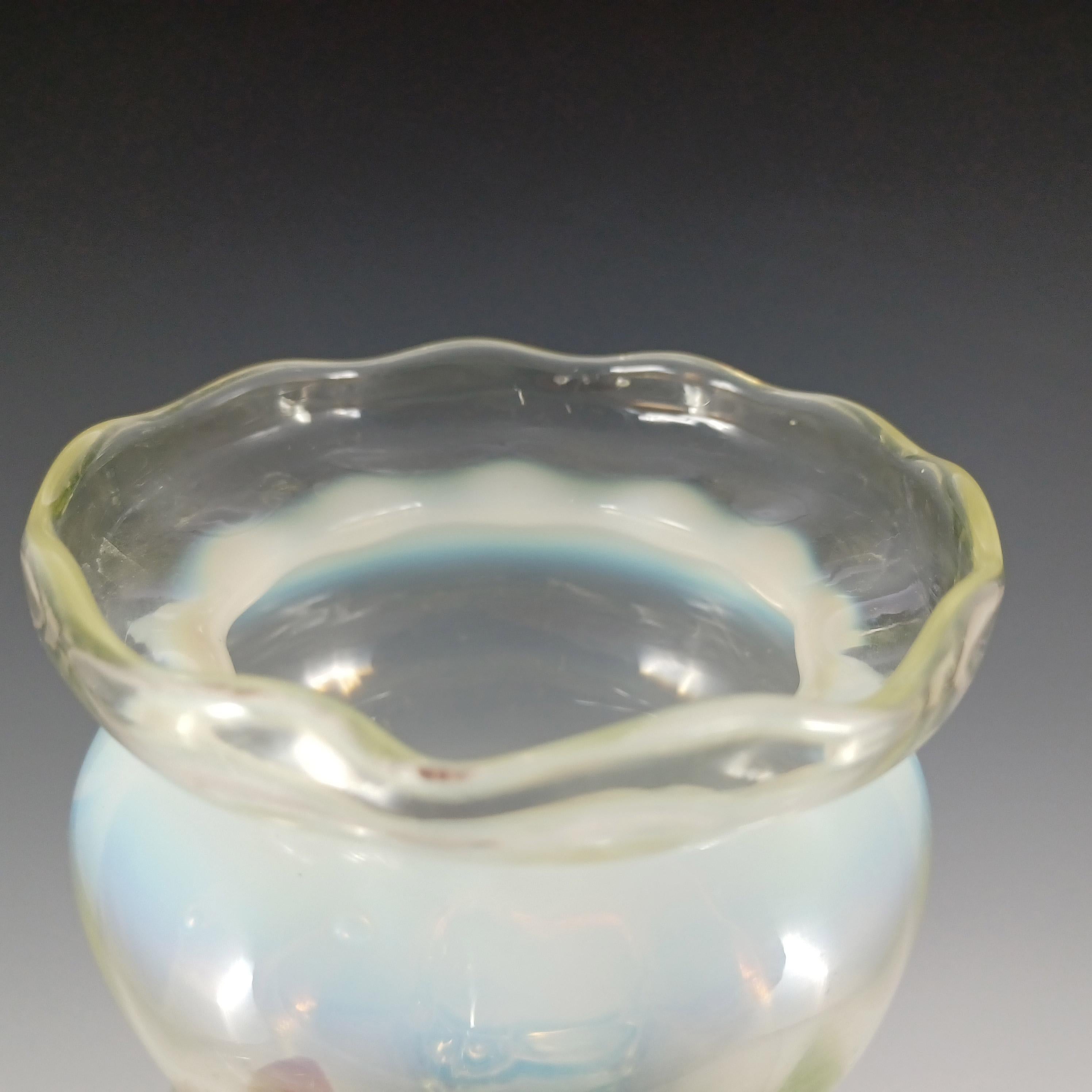 Viktorianische Vase aus Vaseline und Uranium mit opalisierendem Glas mit Fuß im Angebot 4