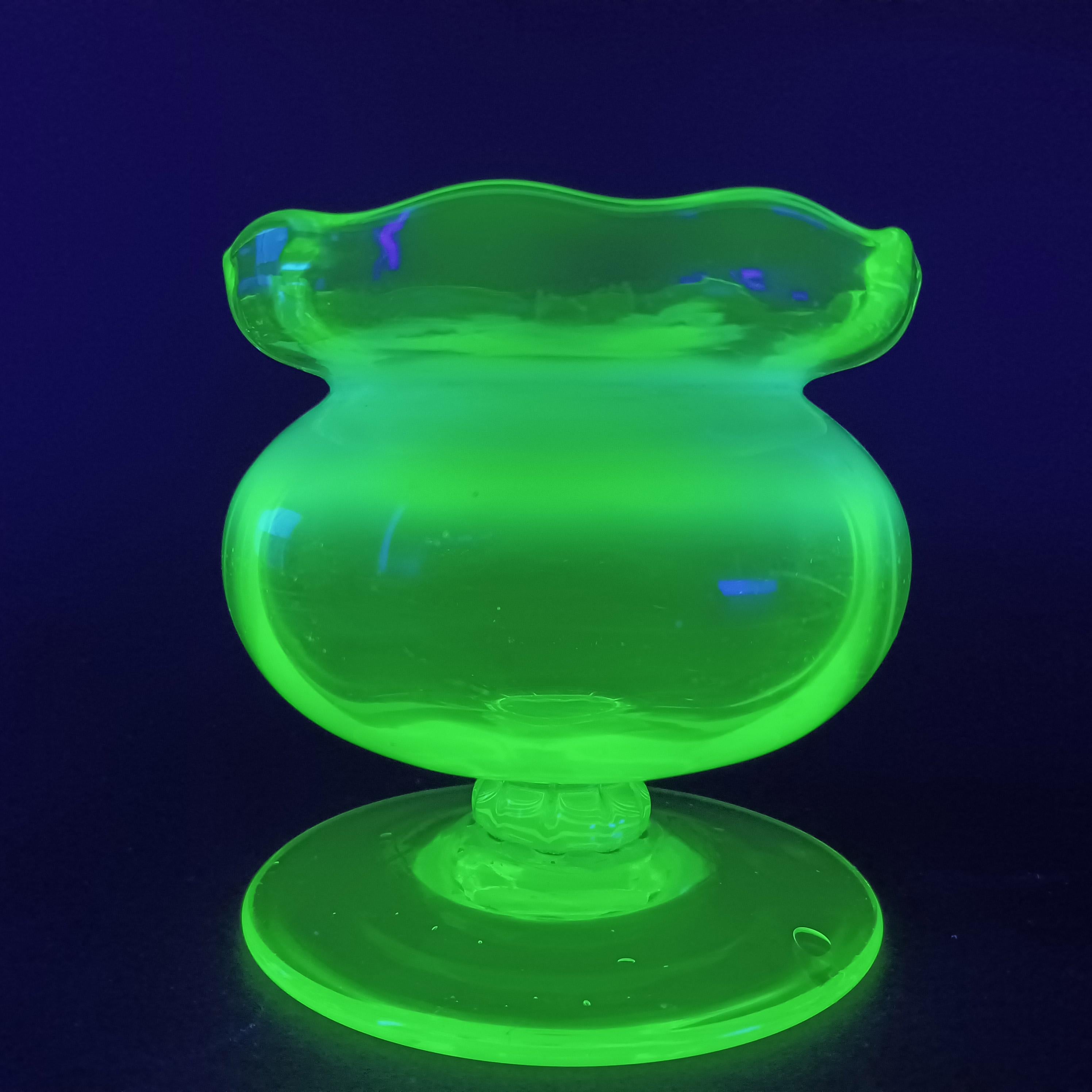 Viktorianische Vase aus Vaseline und Uranium mit opalisierendem Glas mit Fuß (Britisch) im Angebot