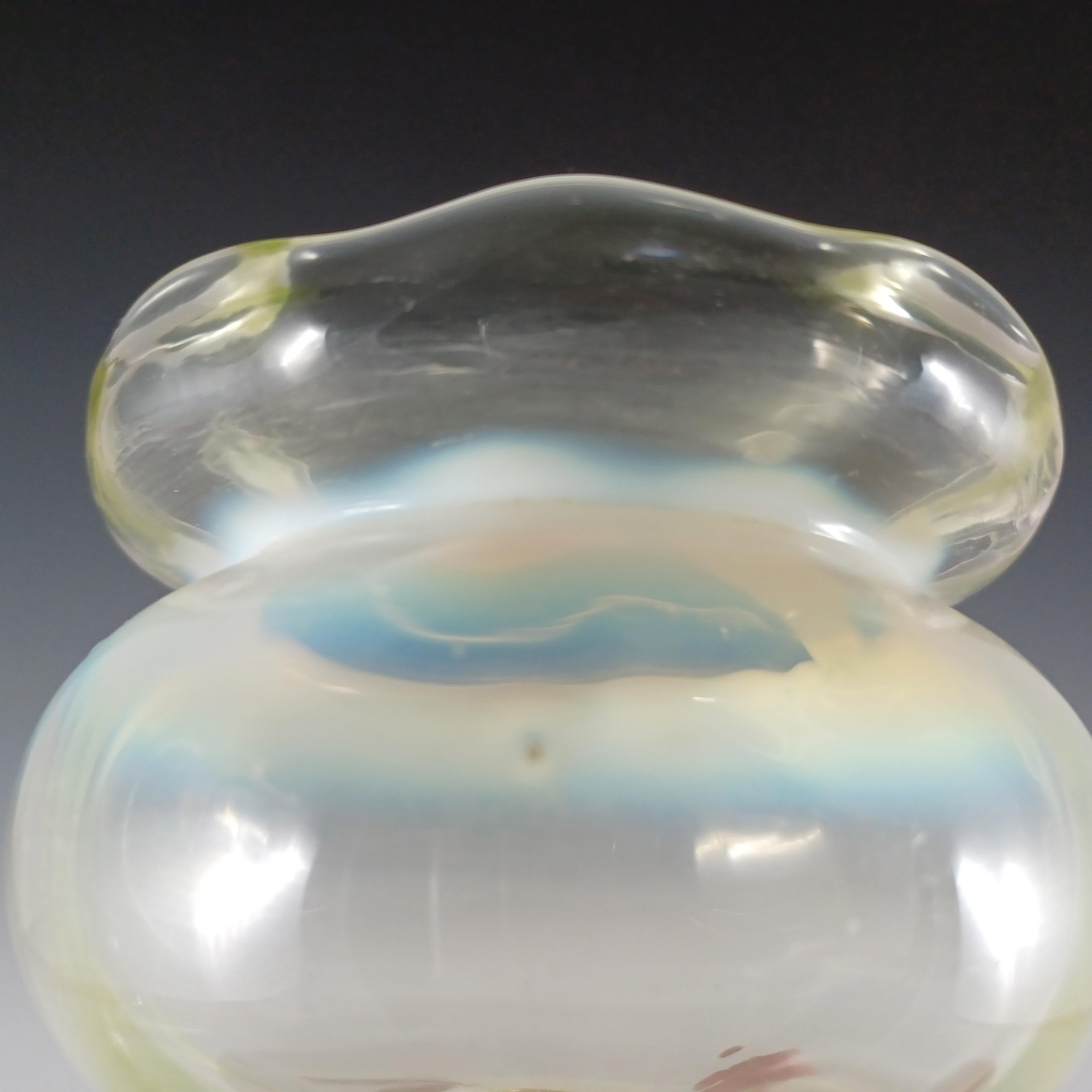 Viktorianische Vase aus Vaseline und Uranium mit opalisierendem Glas mit Fuß im Angebot 3