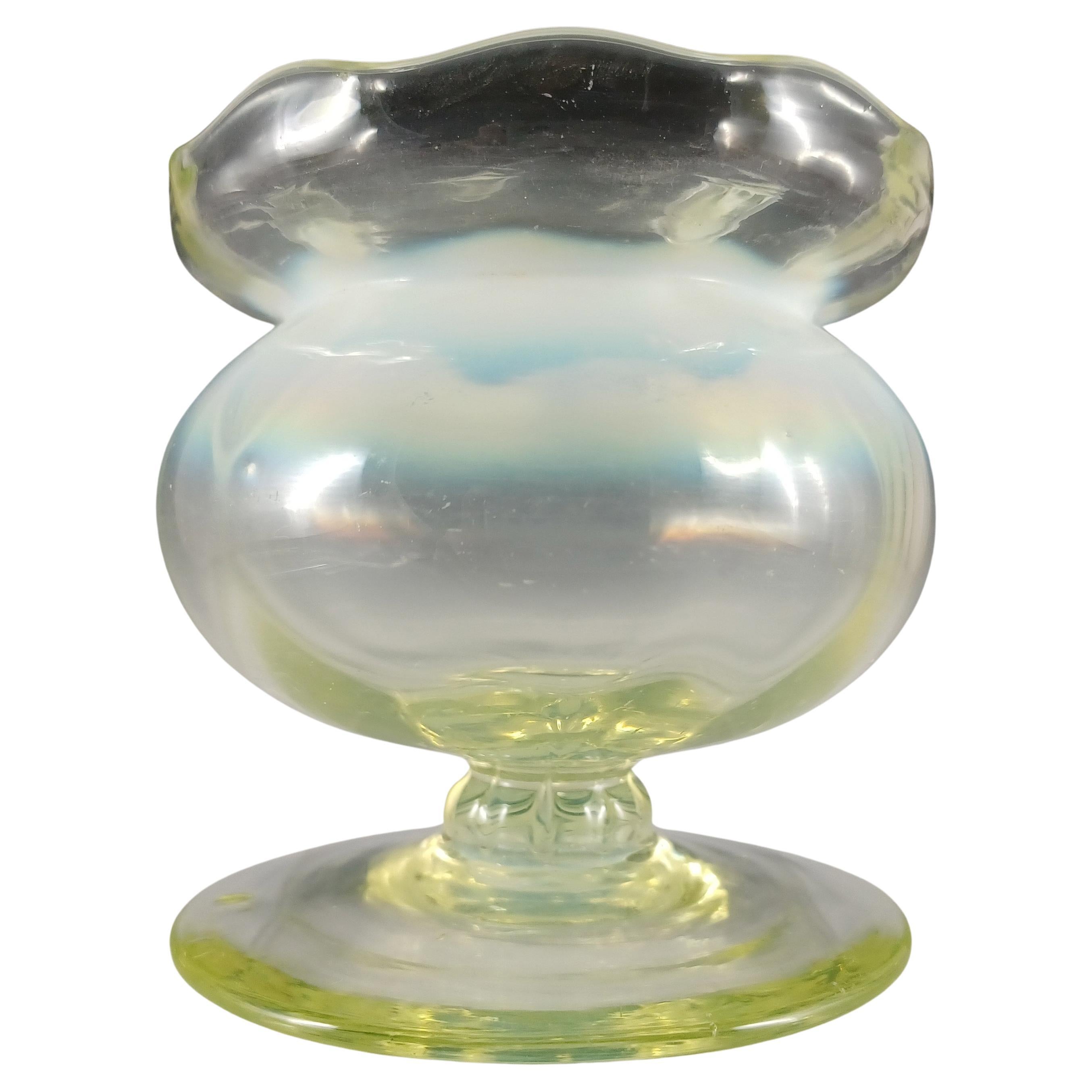 Viktorianische Vase aus Vaseline und Uranium mit opalisierendem Glas mit Fuß im Angebot