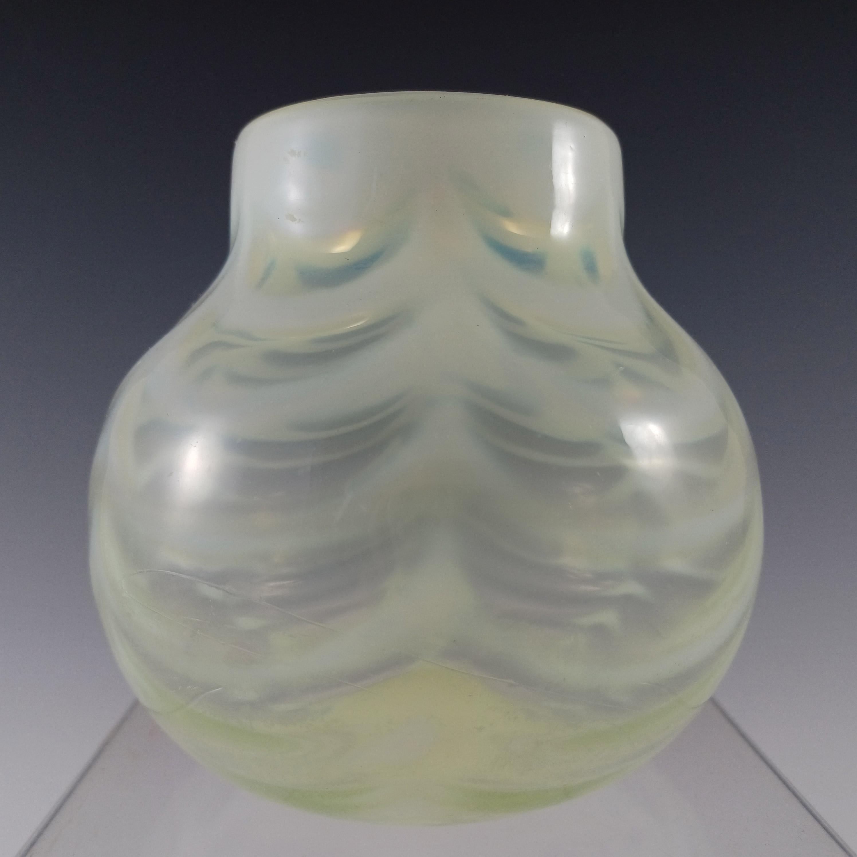 Impresionante jarrón de cristal antiguo victoriano para ramilletes. De cristal amarillo opalescente, con estelas blancas opalescentes horizontales en forma de drapeado/pluma. Fabricado en vidrio de vaselina / uranio, que brilla intensamente en verde