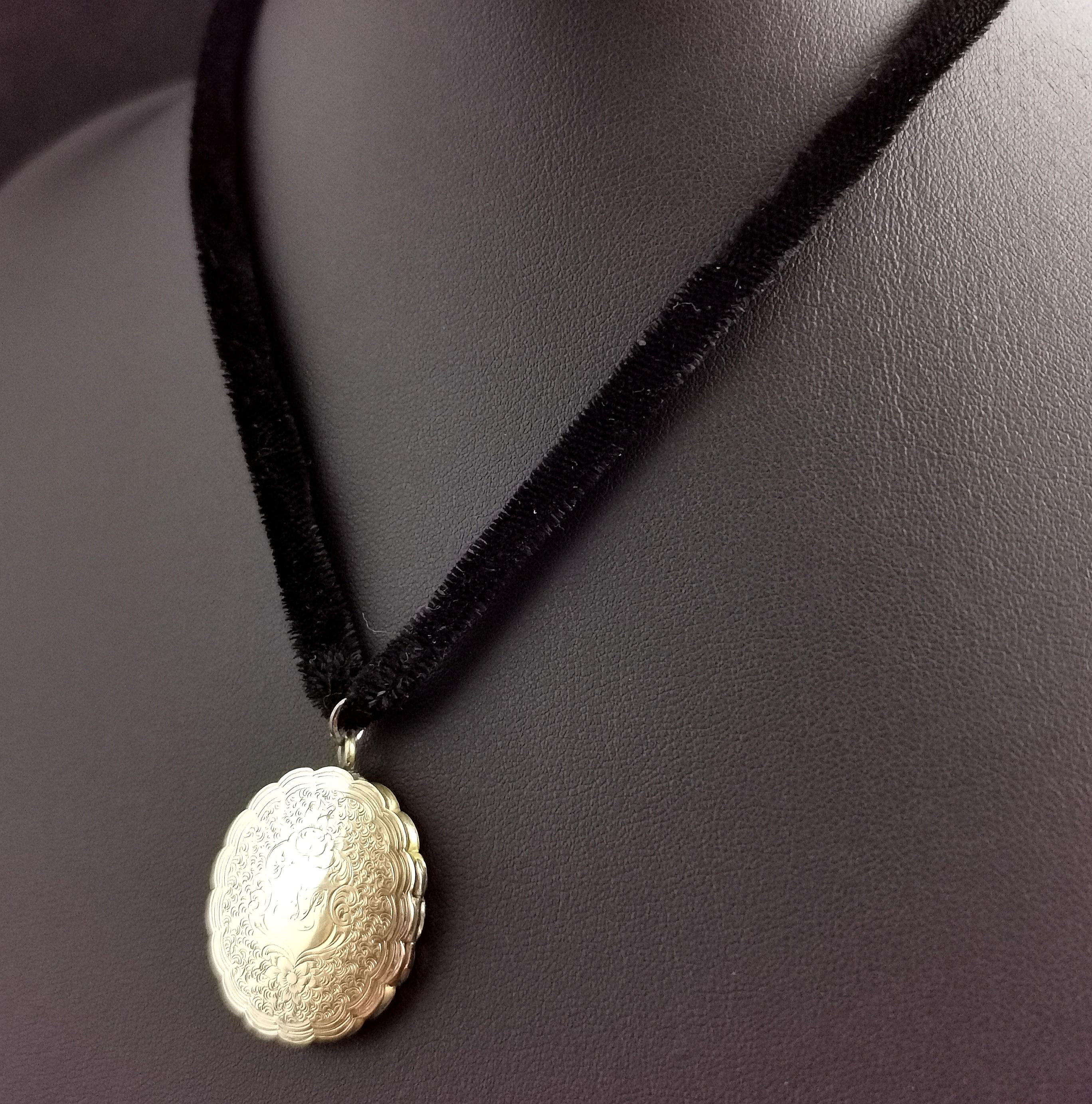 locket choker
