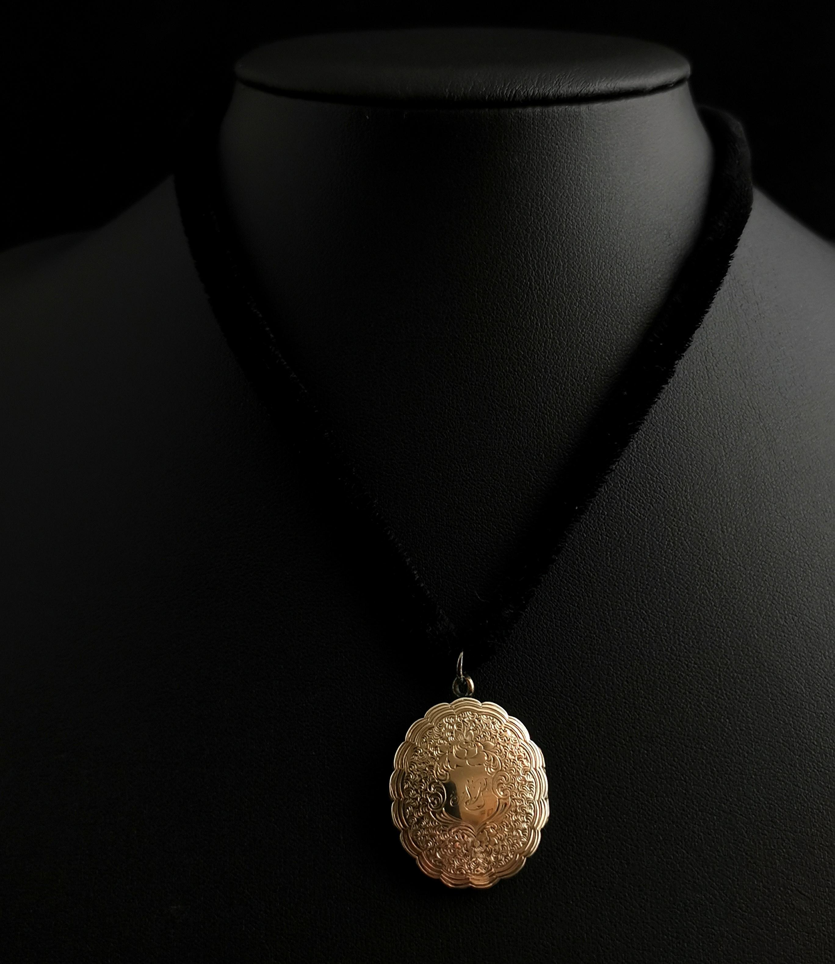 Victorian Velvet Choker Necklace, 9k Gold Front and Back Locket In Good Condition In NEWARK, GB