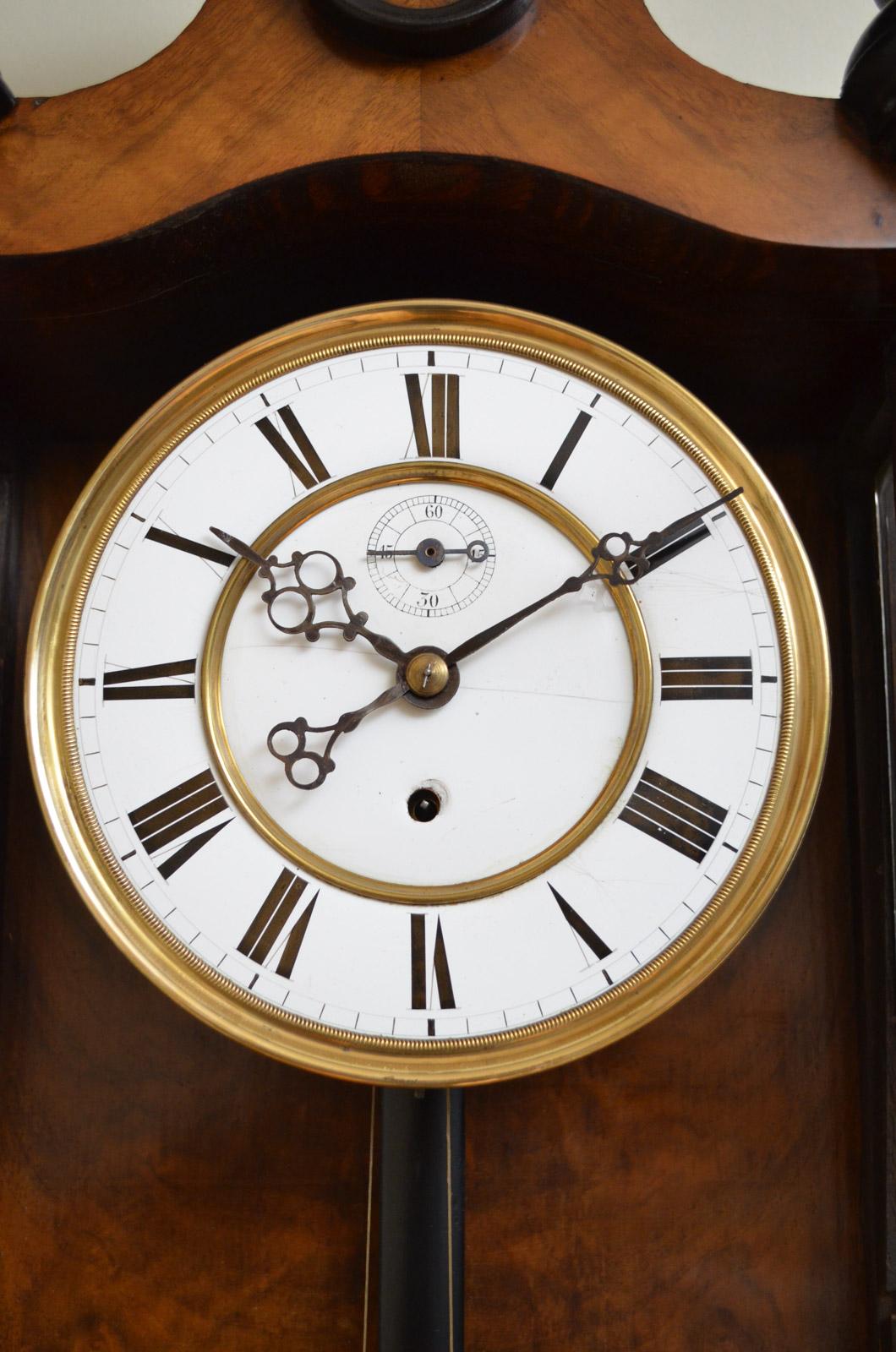 Victorian Vienna Clock in Walnut In Good Condition For Sale In Whaley Bridge, GB