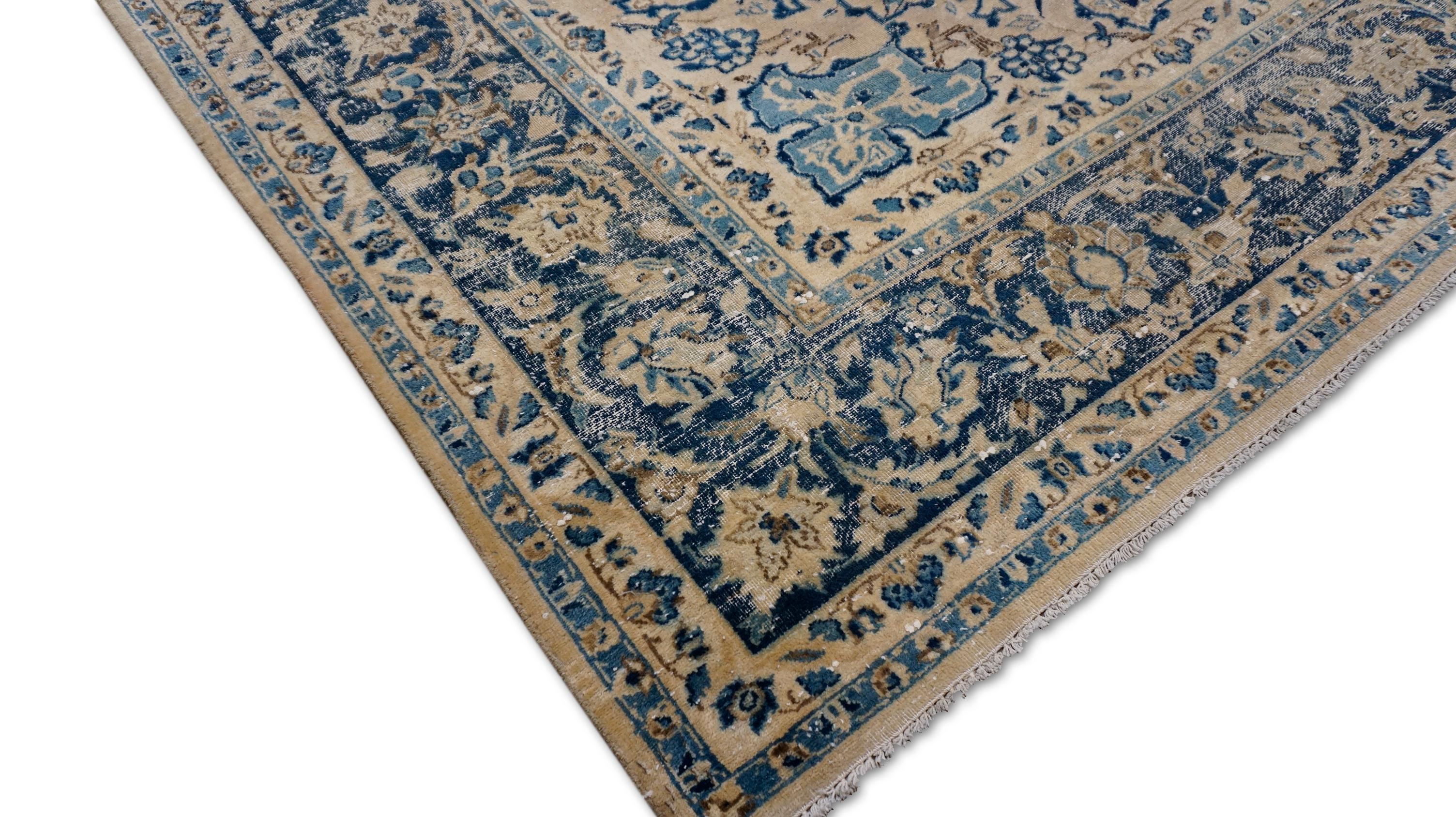 Esta exquisita alfombraTabriz anudada a mano muestra el arte intemporal de uno de los centros de tejido más antiguos de Irán. Fabricada en lana de alta calidad, esta pieza presenta un clásico diseño de medallón floral, con intrincadas vides y