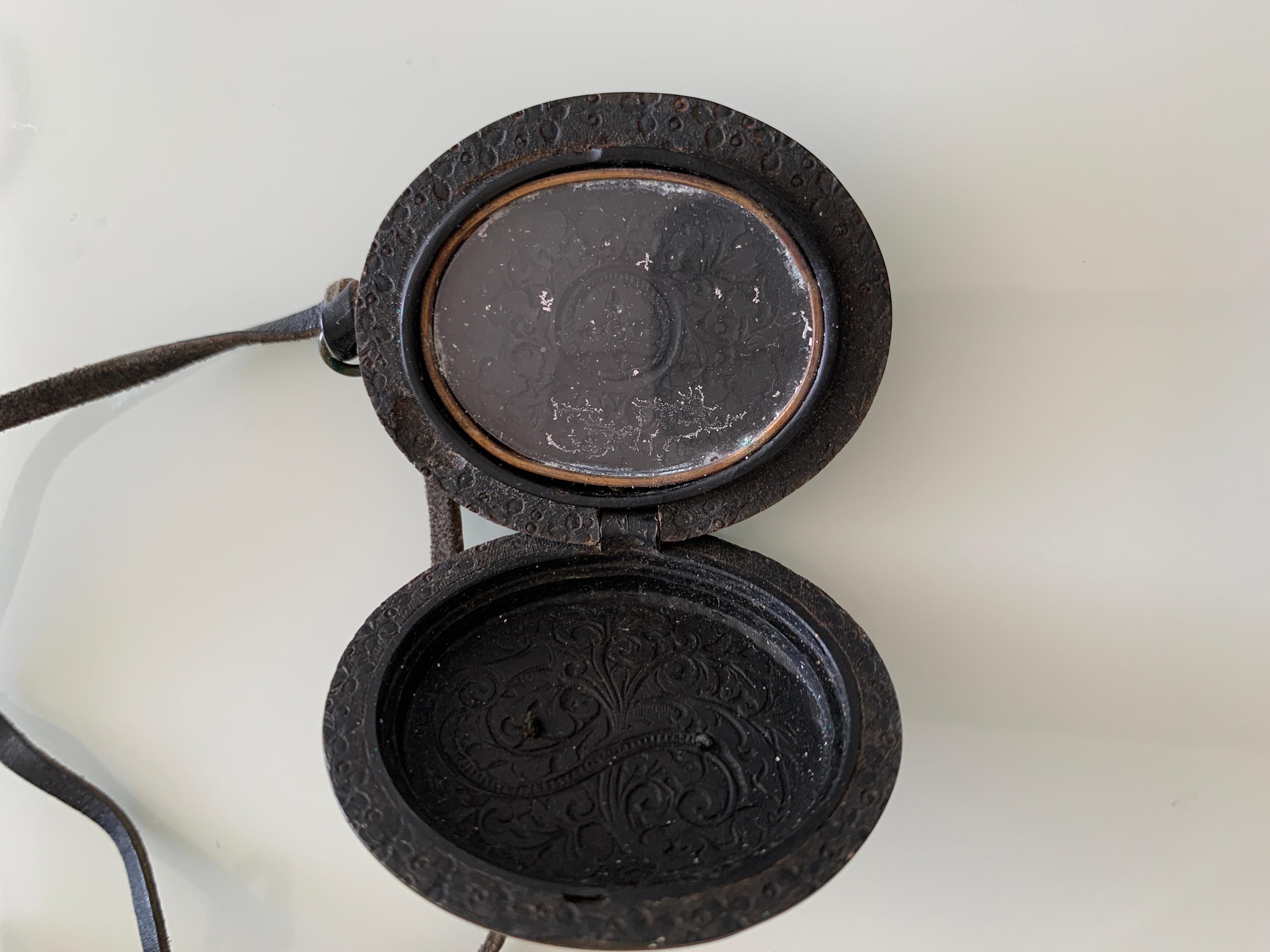 Bellissimo Vittoriano del 1800 circa
Medaglione in vulcanite nera
con un incredibile emblema anteriore intagliato a mano
la patina è leggermente brunita dall'usura della luce del sole
(che è normale per la vulcanite).

Dimensioni grandi 4,7 cm x 4