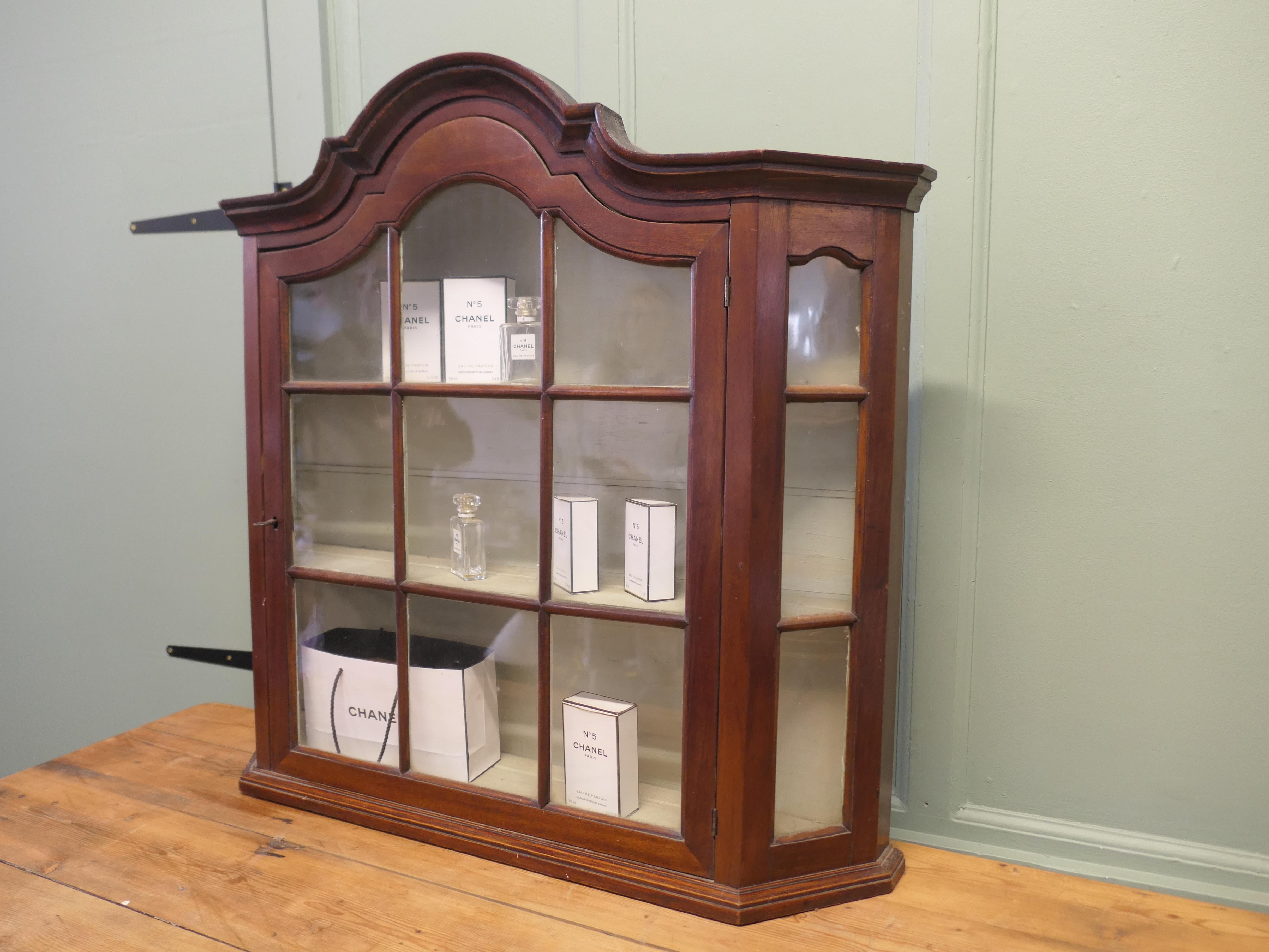 Vittoriano Vetrinetta vittoriana appesa a muro con piano ad arco Astral smaltato in vendita