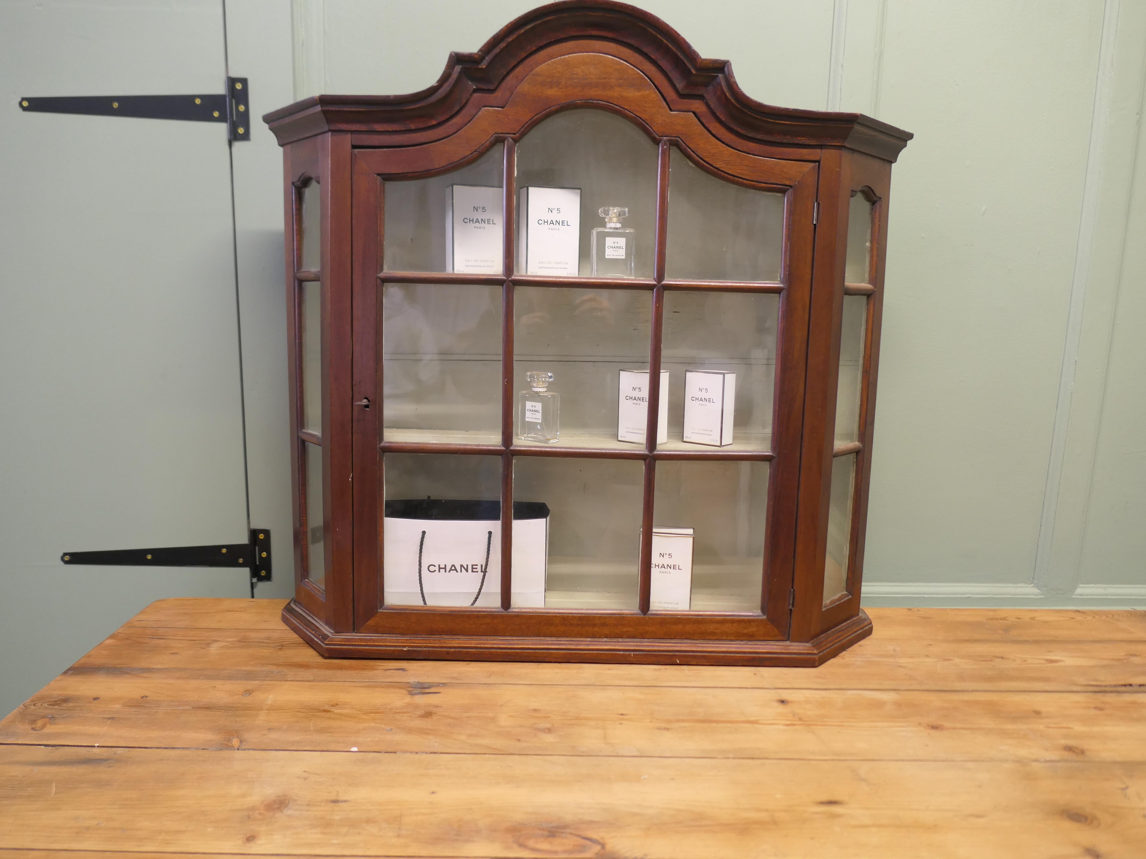 Vetrinetta vittoriana appesa a muro con piano ad arco Astral smaltato In condizioni buone in vendita a Godshill, Isle of Wight