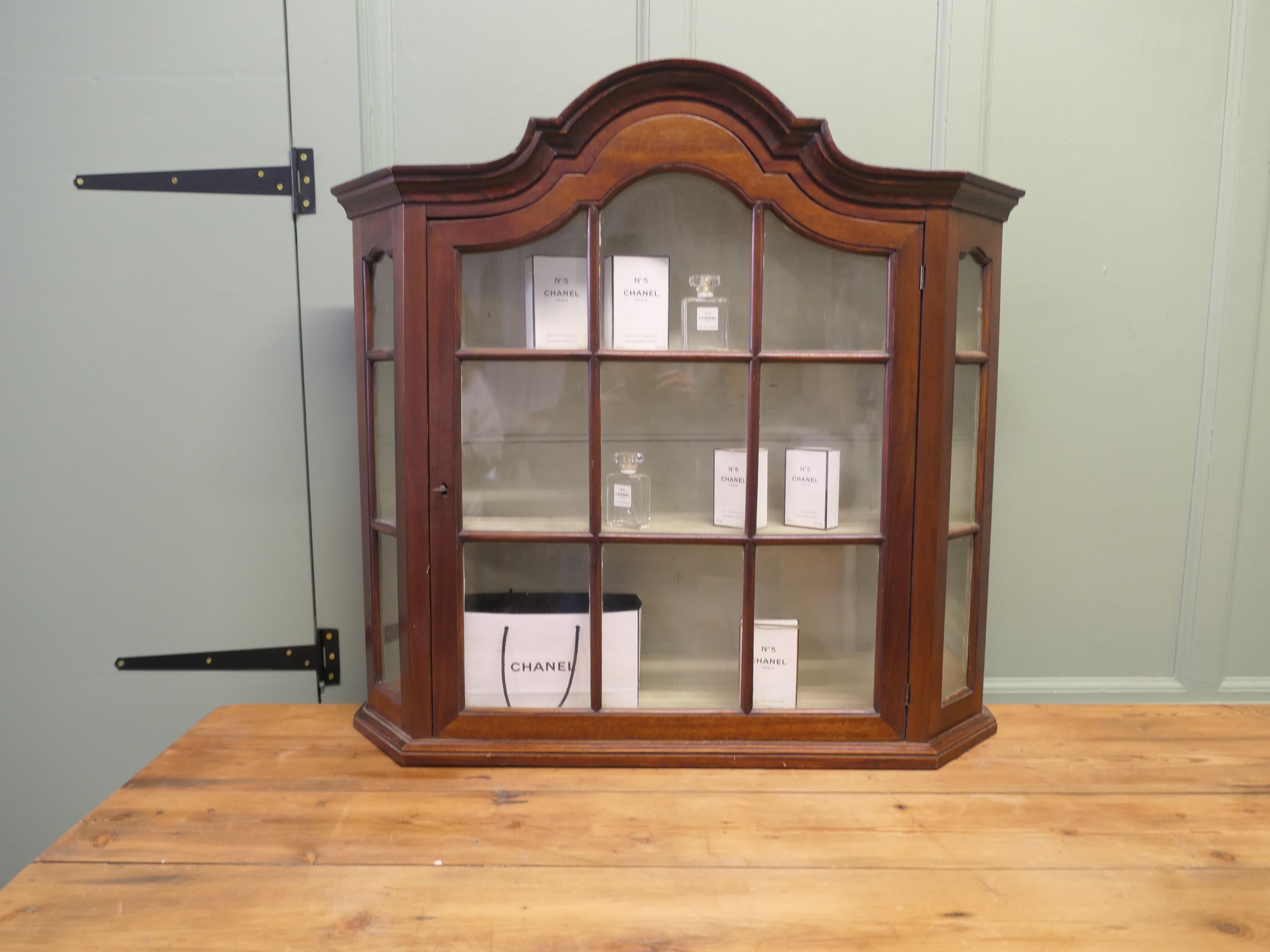 Mogano Vetrinetta vittoriana appesa a muro con piano ad arco Astral smaltato in vendita