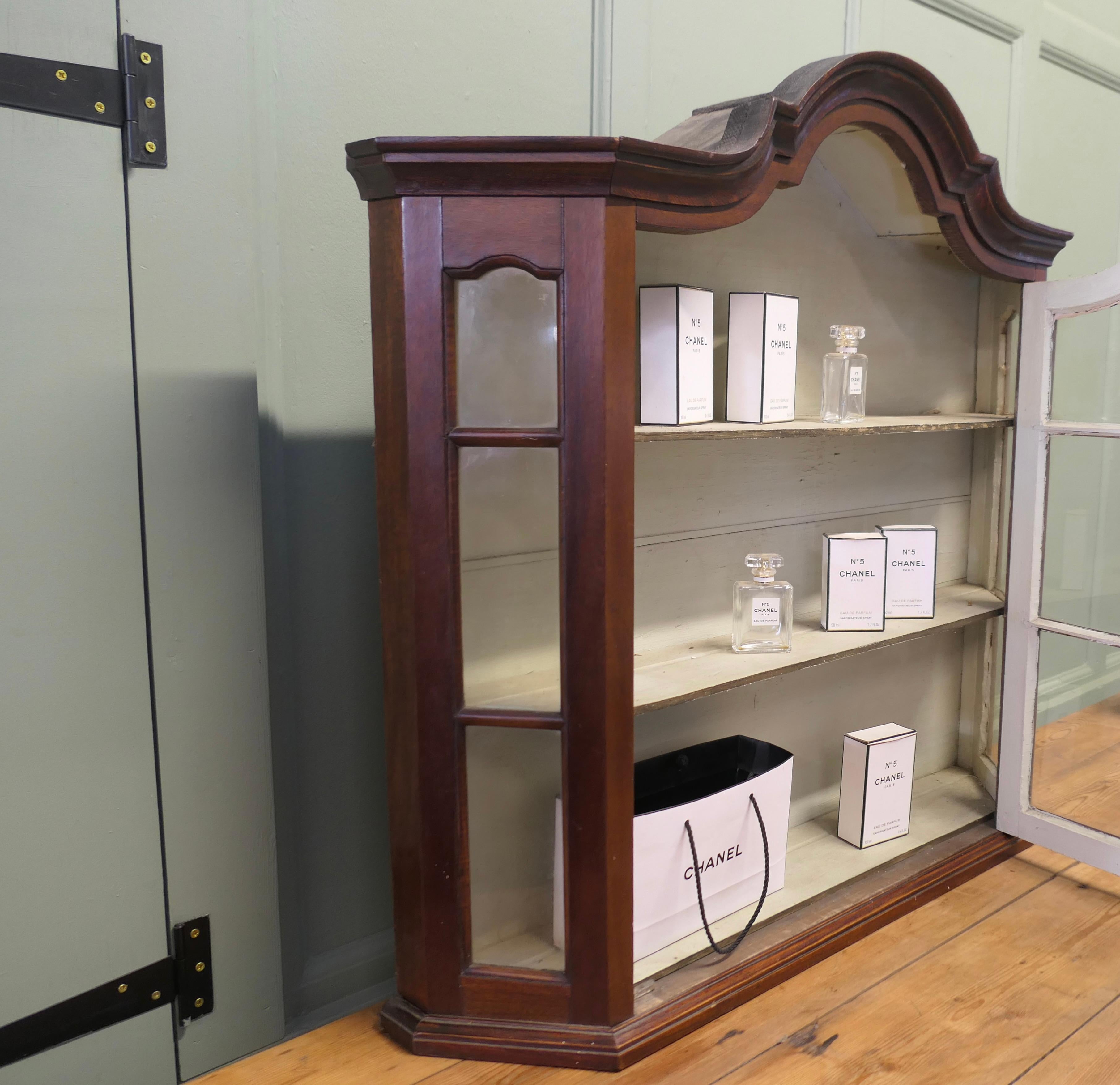 Vetrinetta vittoriana appesa a muro con piano ad arco Astral smaltato in vendita 1