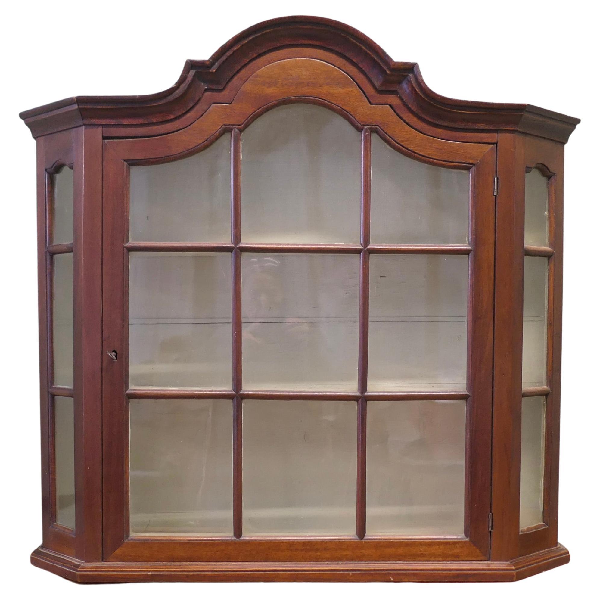 Vetrinetta vittoriana appesa a muro con piano ad arco Astral smaltato in vendita