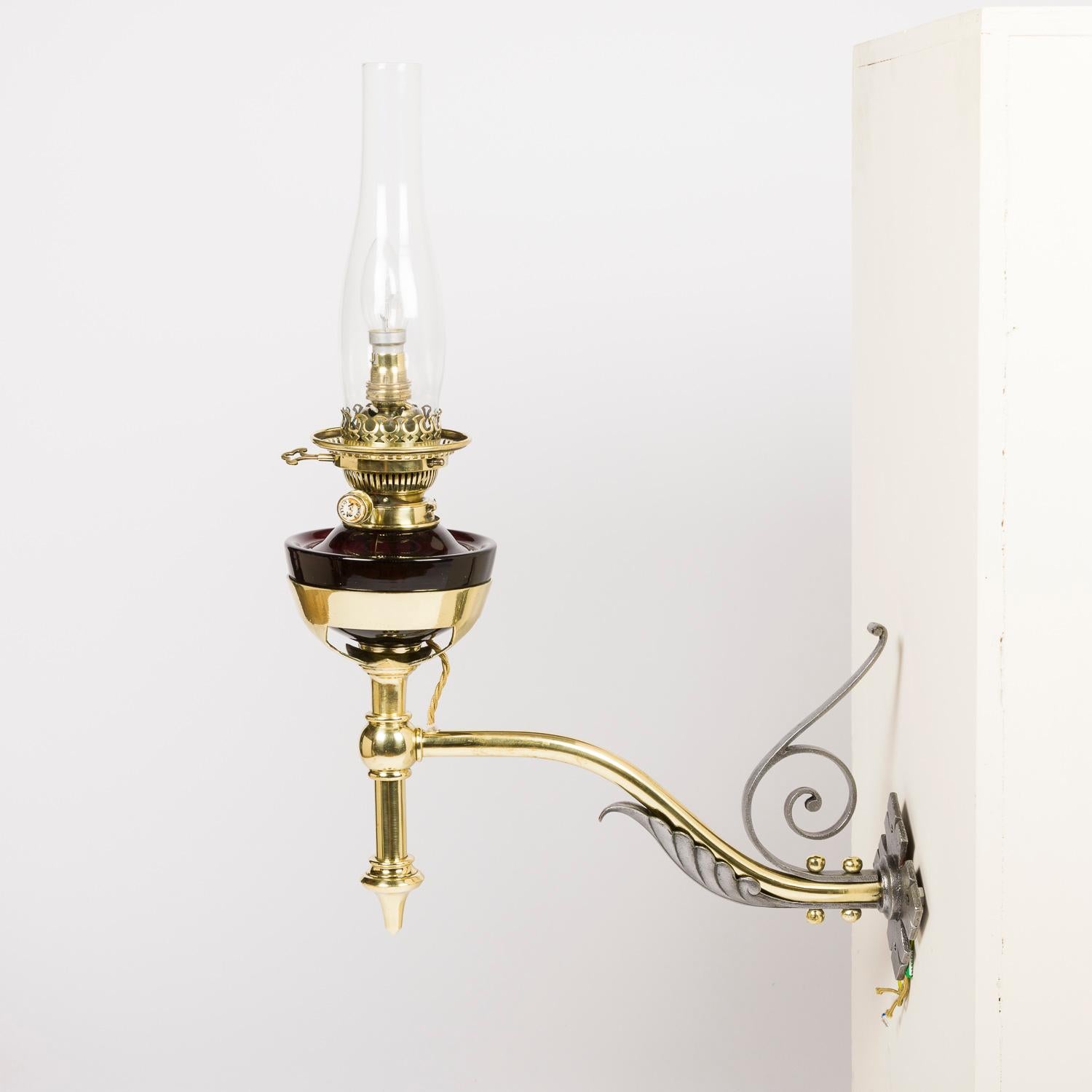 Victorian wall mounted oil lamp, converted to electricity. For Sale 7