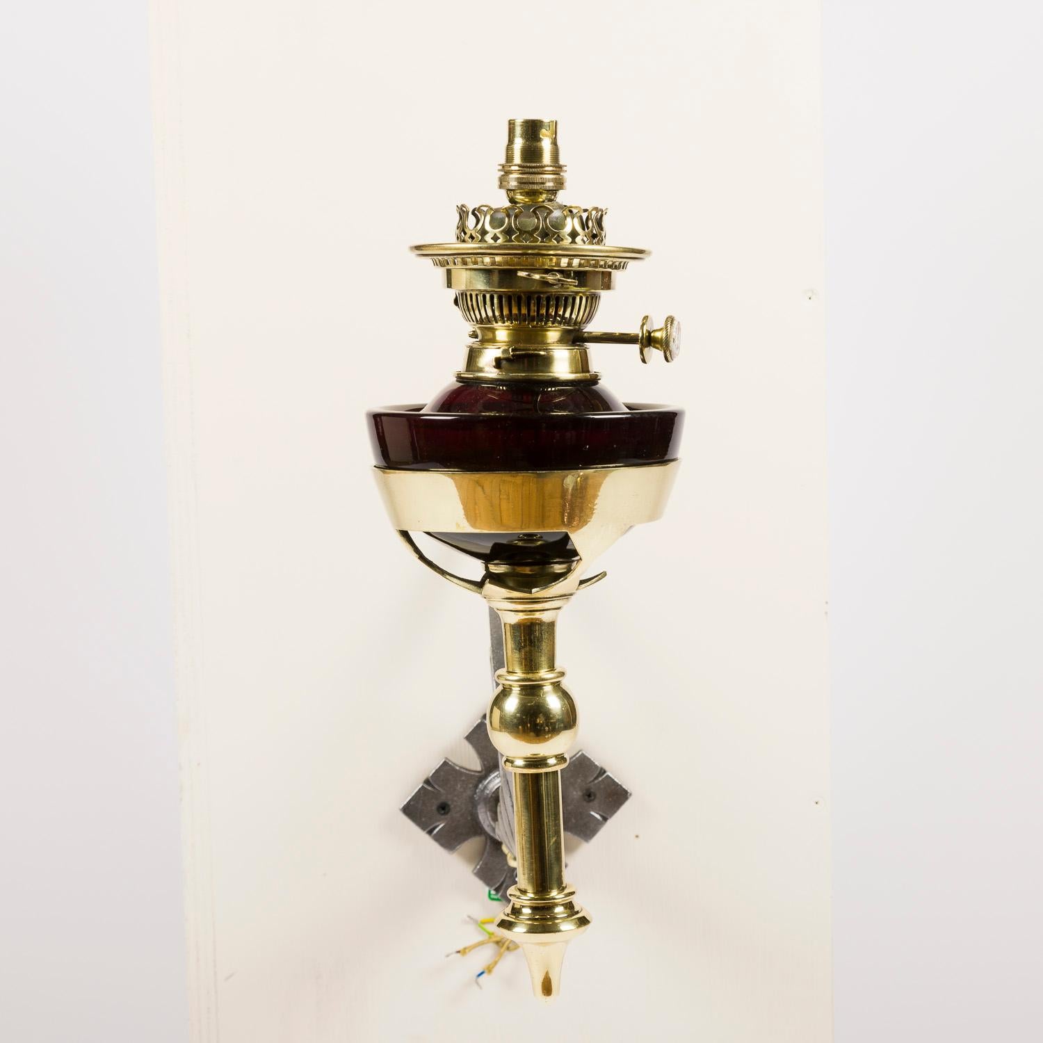 Victorian wall mounted oil lamp, converted to electricity. In Good Condition For Sale In London, GB
