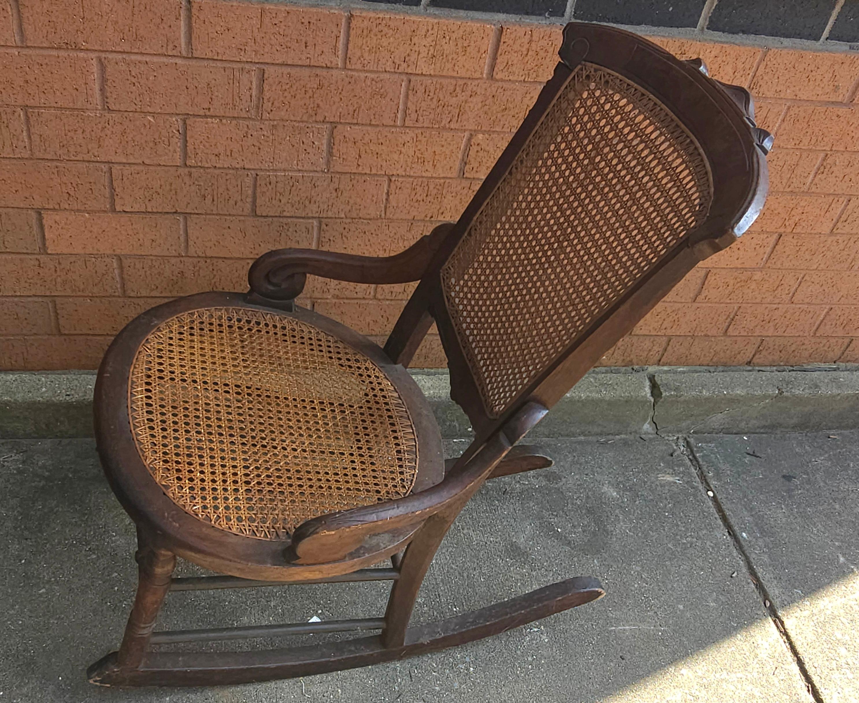 Sedia a dondolo vittoriana in legno di noce e canne In condizioni buone in vendita a Germantown, MD