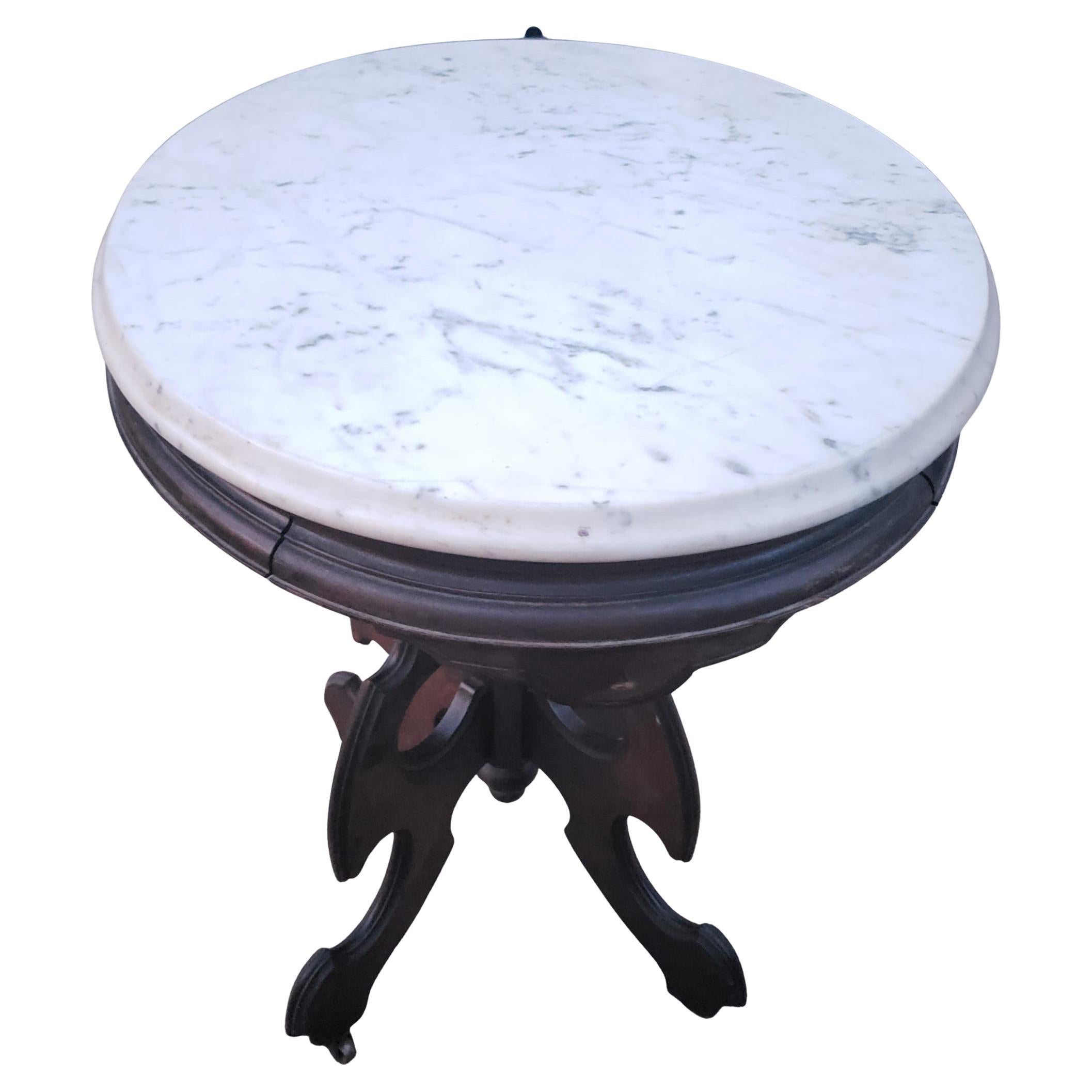 North American Victorian Walnut and Carrara Marble Top Oval Accent Table, Circa 1890s