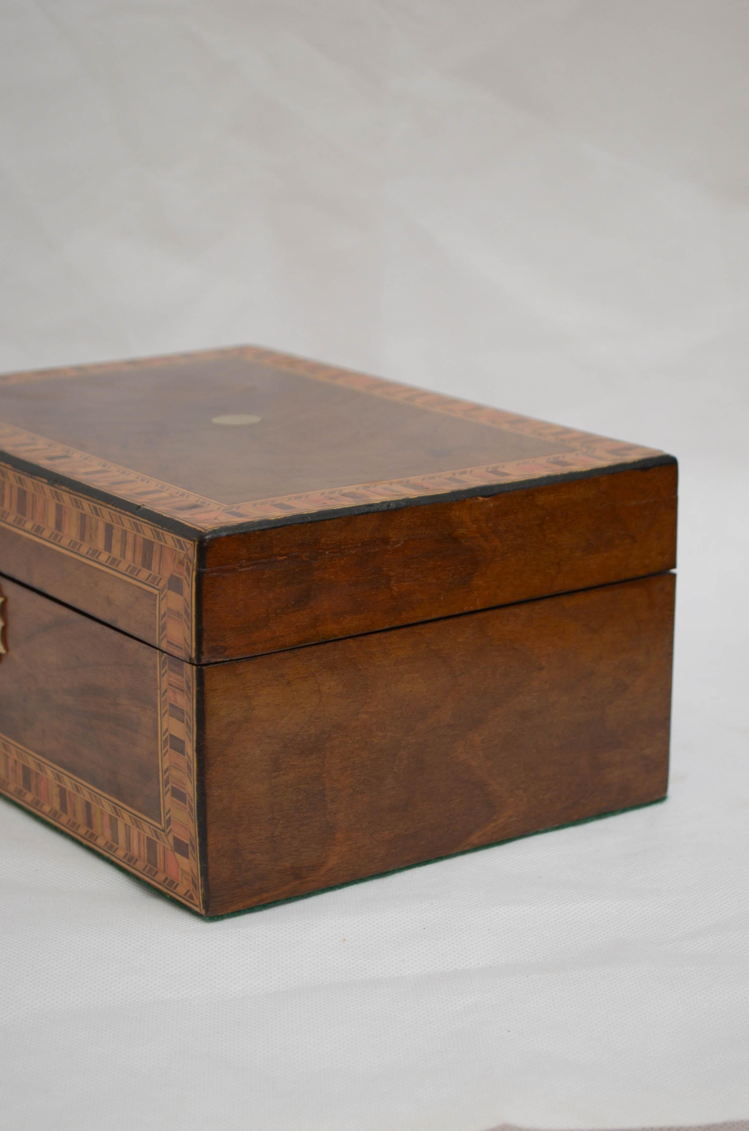 Victorian Walnut and Inlaid Box with Tray 5