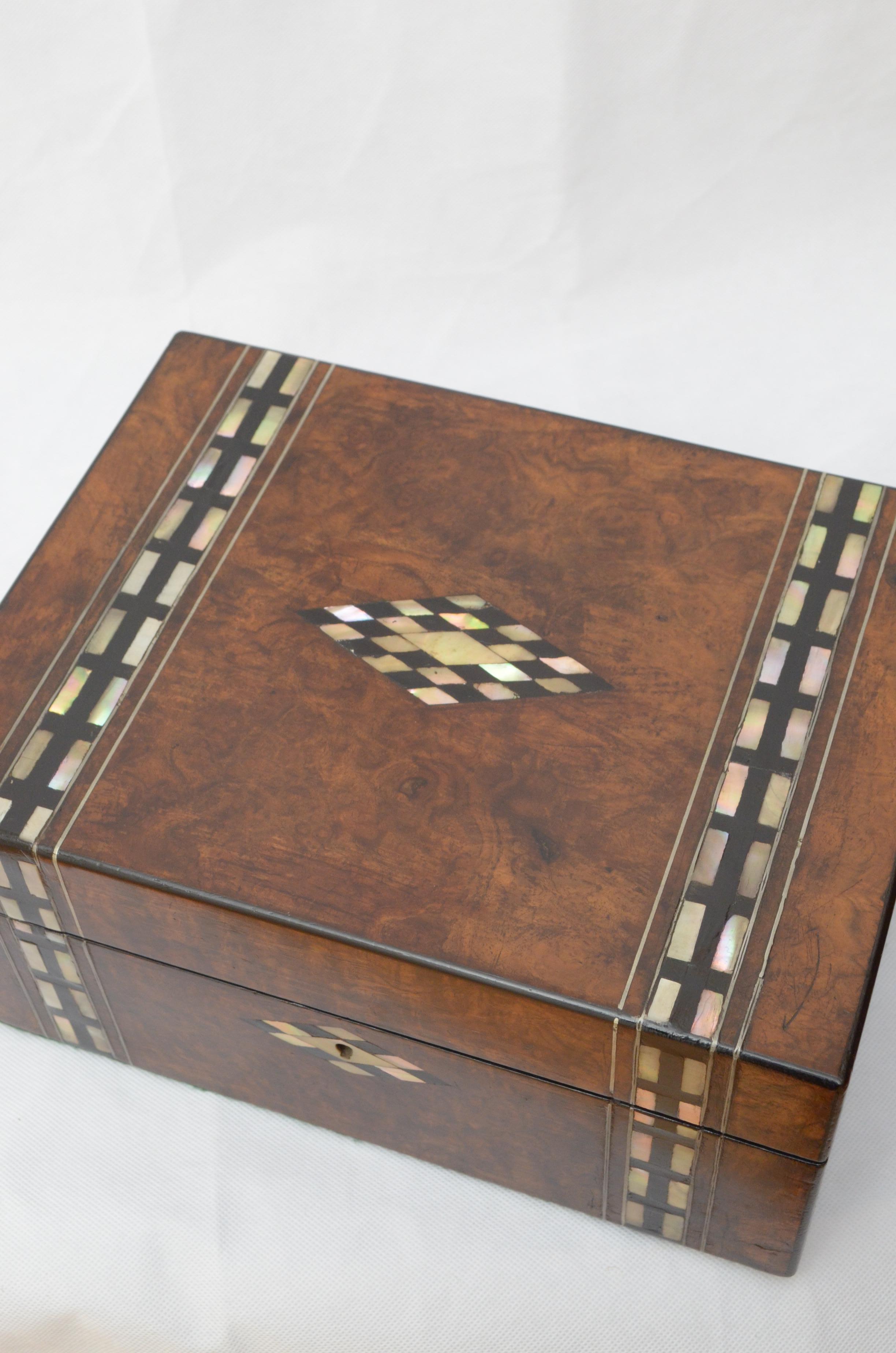 Victorian Walnut and Inlaid Jewelry Box Sewing Box with Tray In Good Condition In Whaley Bridge, GB