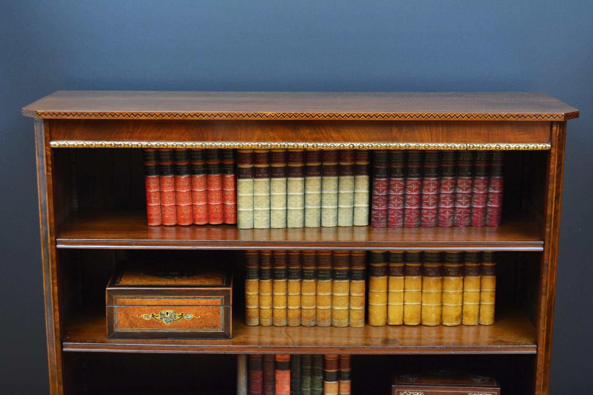 Libreria a giorno vittoriana in legno di noce e intarsiata in vendita 5
