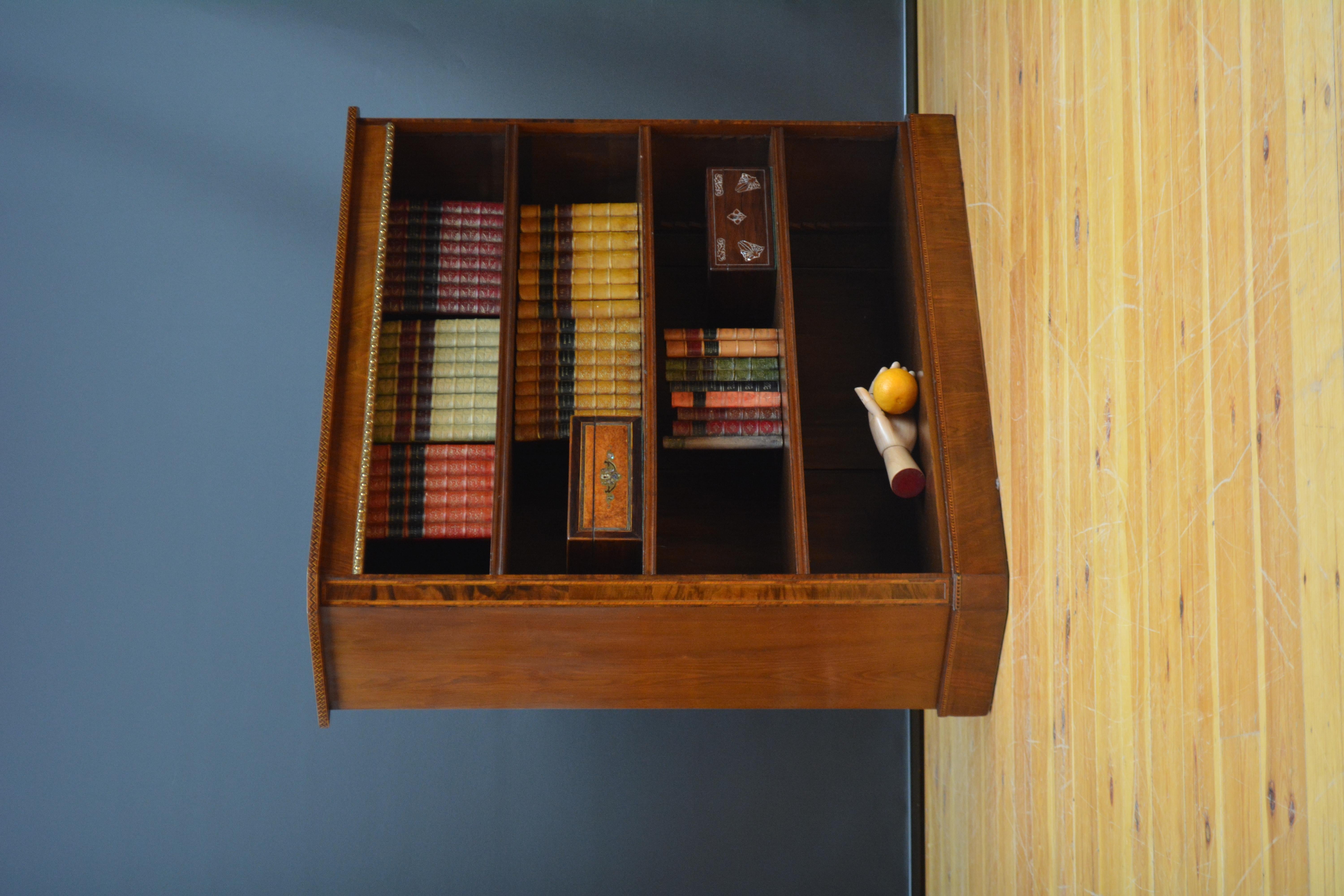Sn5647 Elegante libreria vittoriana a giorno, con piano in noce figurato con bordo intarsiato geometricamente e angoli anteriori inclinati sopra un fregio poco profondo con modanatura decorativa in ottone e tre ripiani regolabili in altezza, il