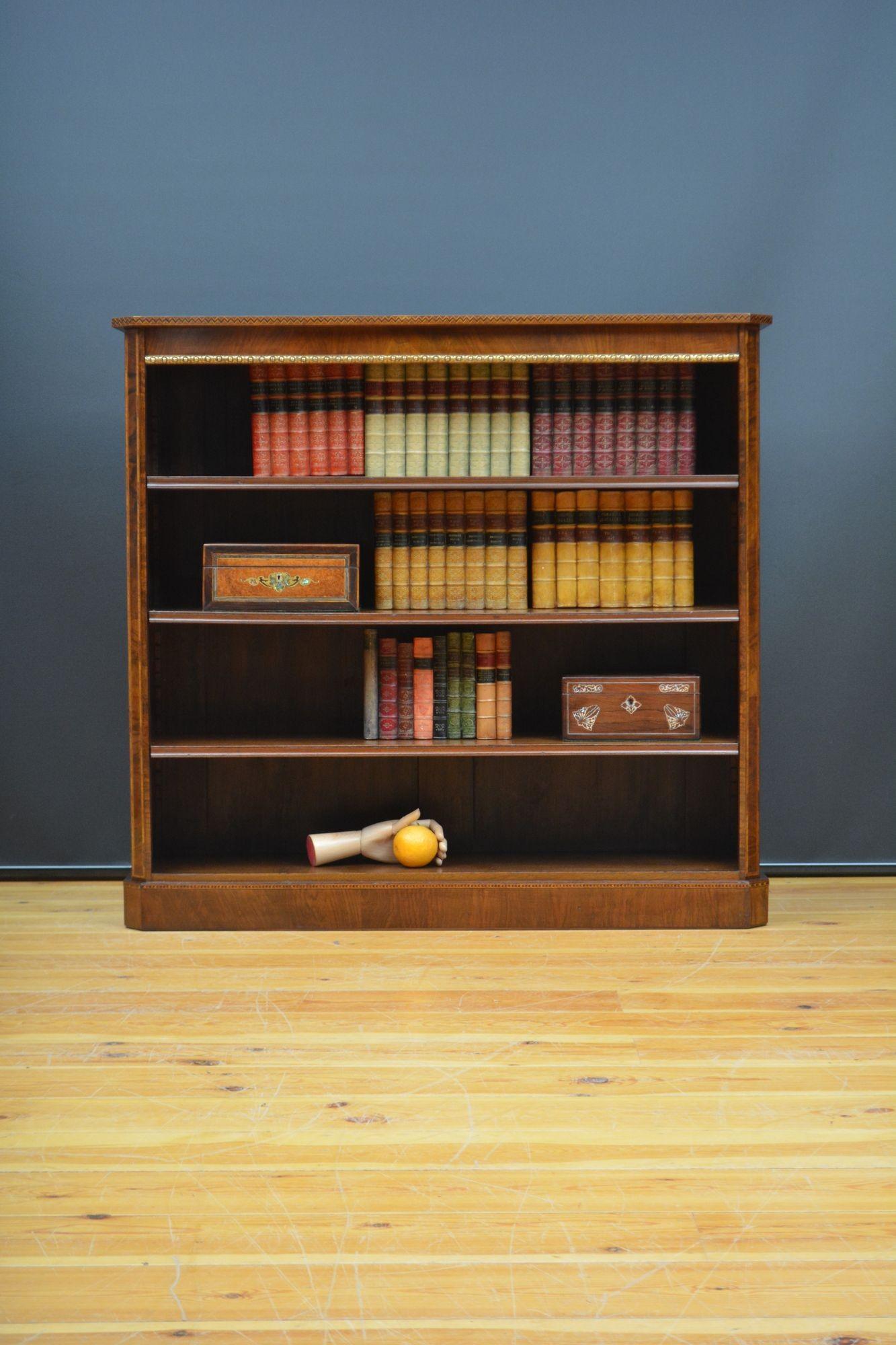 Sn5647 Elegante libreria vittoriana a giorno, con piano in noce figurato con bordo intarsiato geometricamente e angoli anteriori inclinati sopra un fregio poco profondo con modanatura decorativa in ottone e tre ripiani regolabili in altezza, il