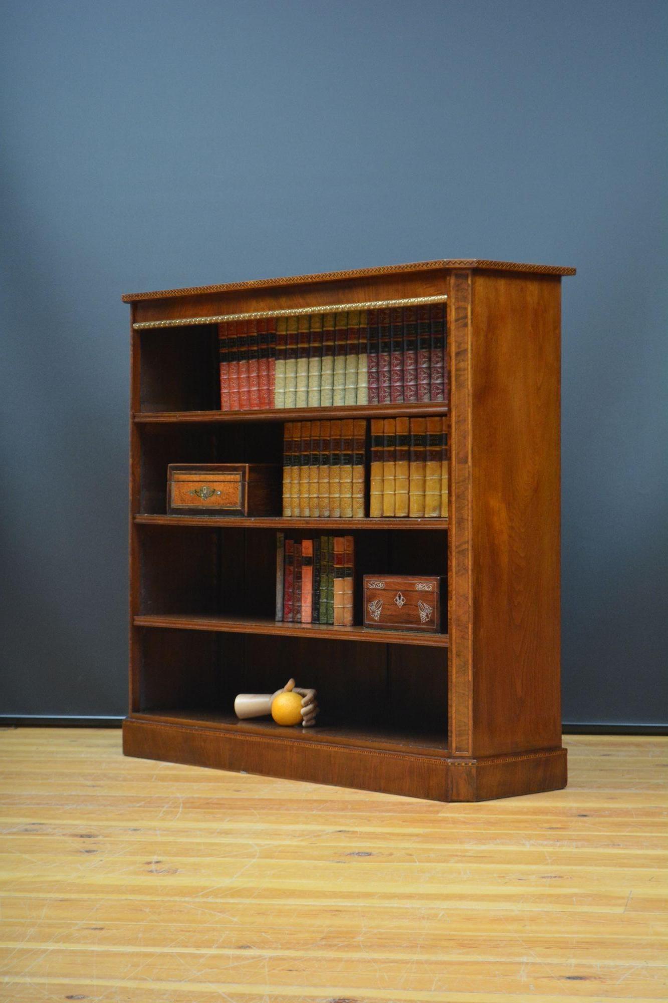 Libreria a giorno vittoriana in legno di noce e intarsiata In condizioni buone in vendita a Whaley Bridge, GB