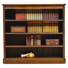 Libreria a giorno vittoriana in legno di noce e intarsiata