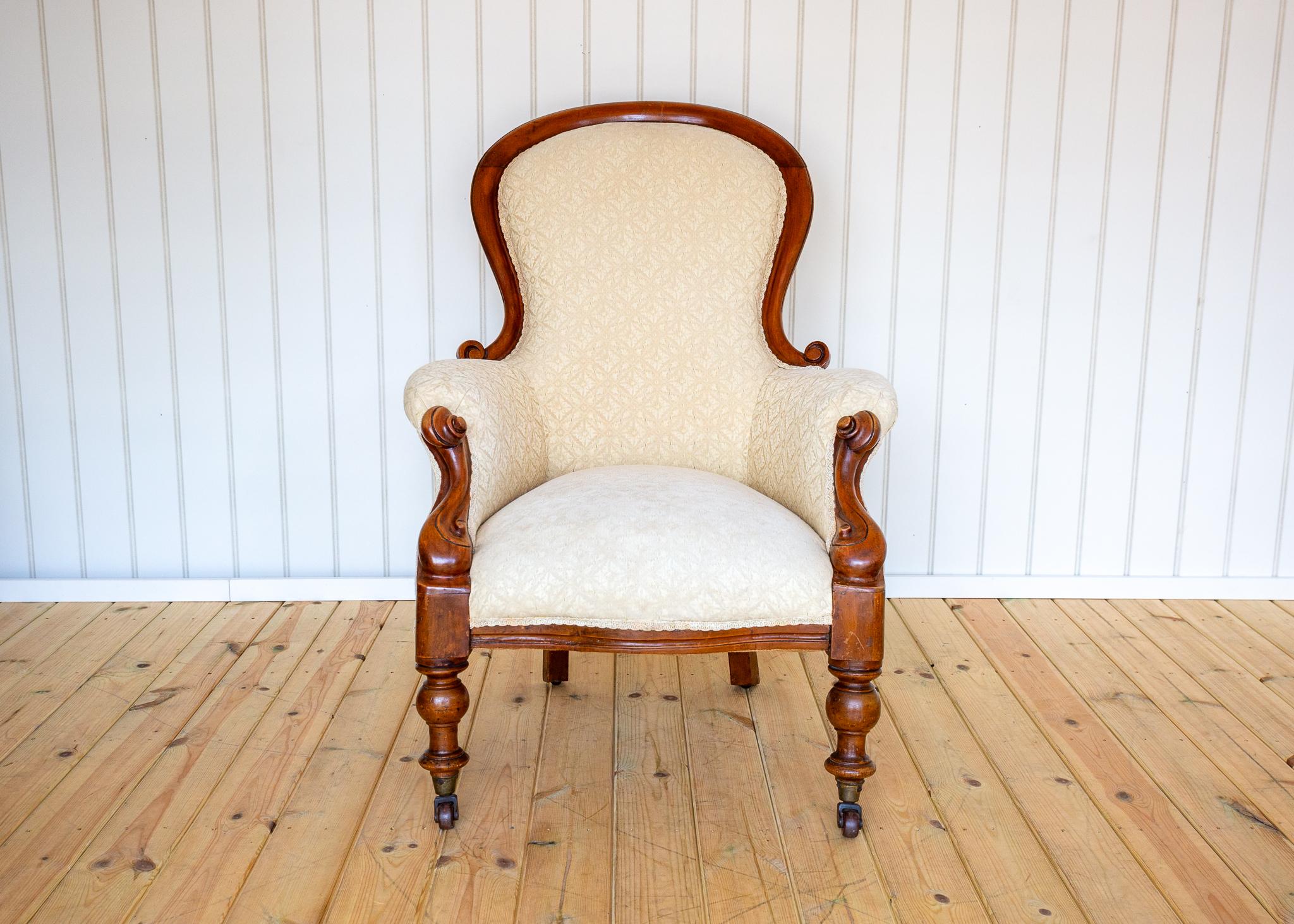 Ein besonders prächtiger, beeindruckender und vielseitiger viktorianischer Sessel in schönem antiken Zustand. Dieser um 1880 in England gefertigte, äußerst bequeme Sessel ist ein beeindruckendes Beispiel für herausragende hochviktorianische