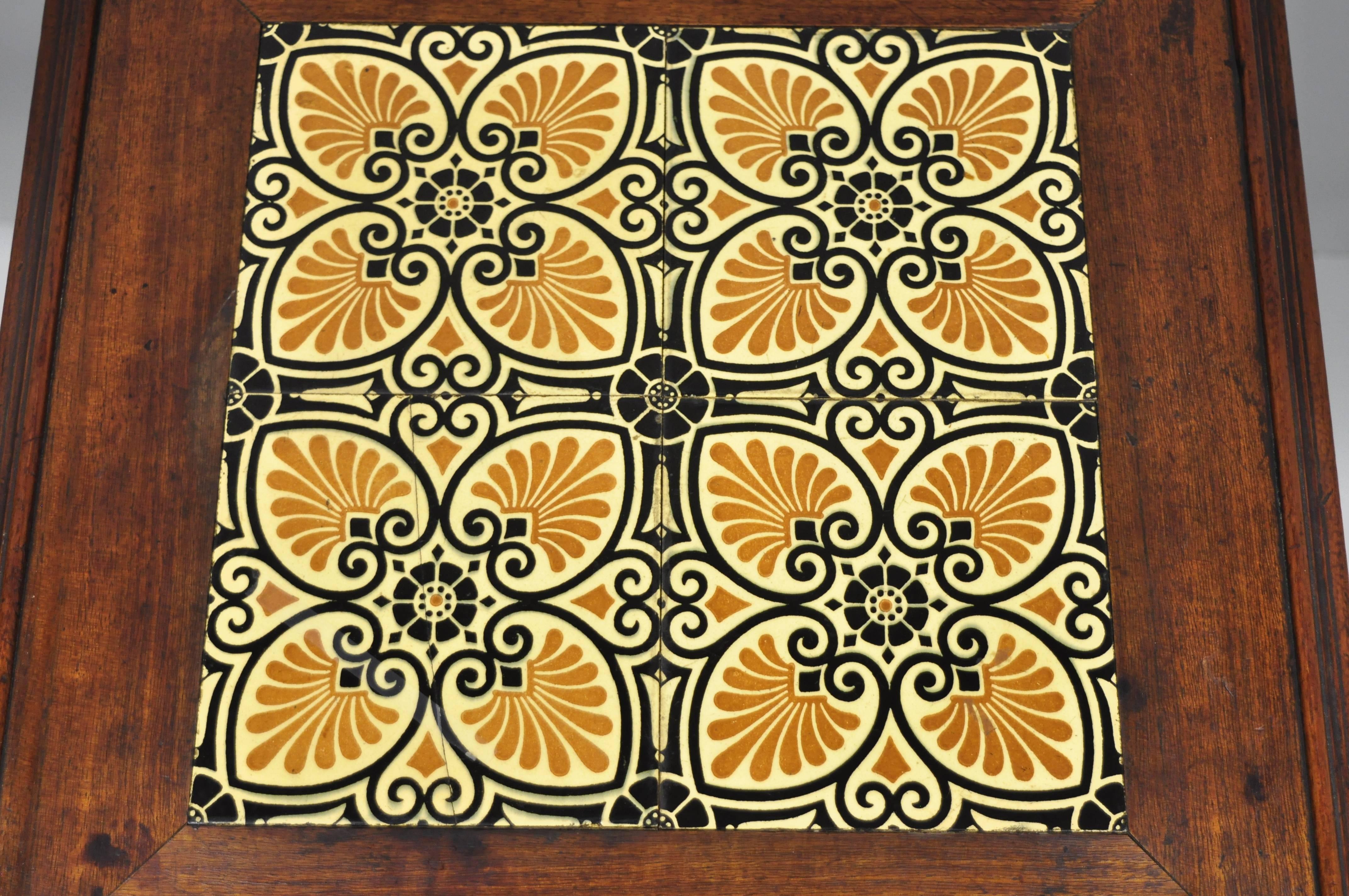 Viktorianischer Beistelltisch aus Nussbaumholz mit Kachelplatte im Renaissance-Revival-Stil und Kunsthandwerk (Geschnitzt) im Angebot