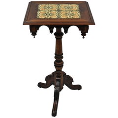 Mesa auxiliar de pedestal renacentista victoriana Arts & Crafts de nogal con tablero de azulejos