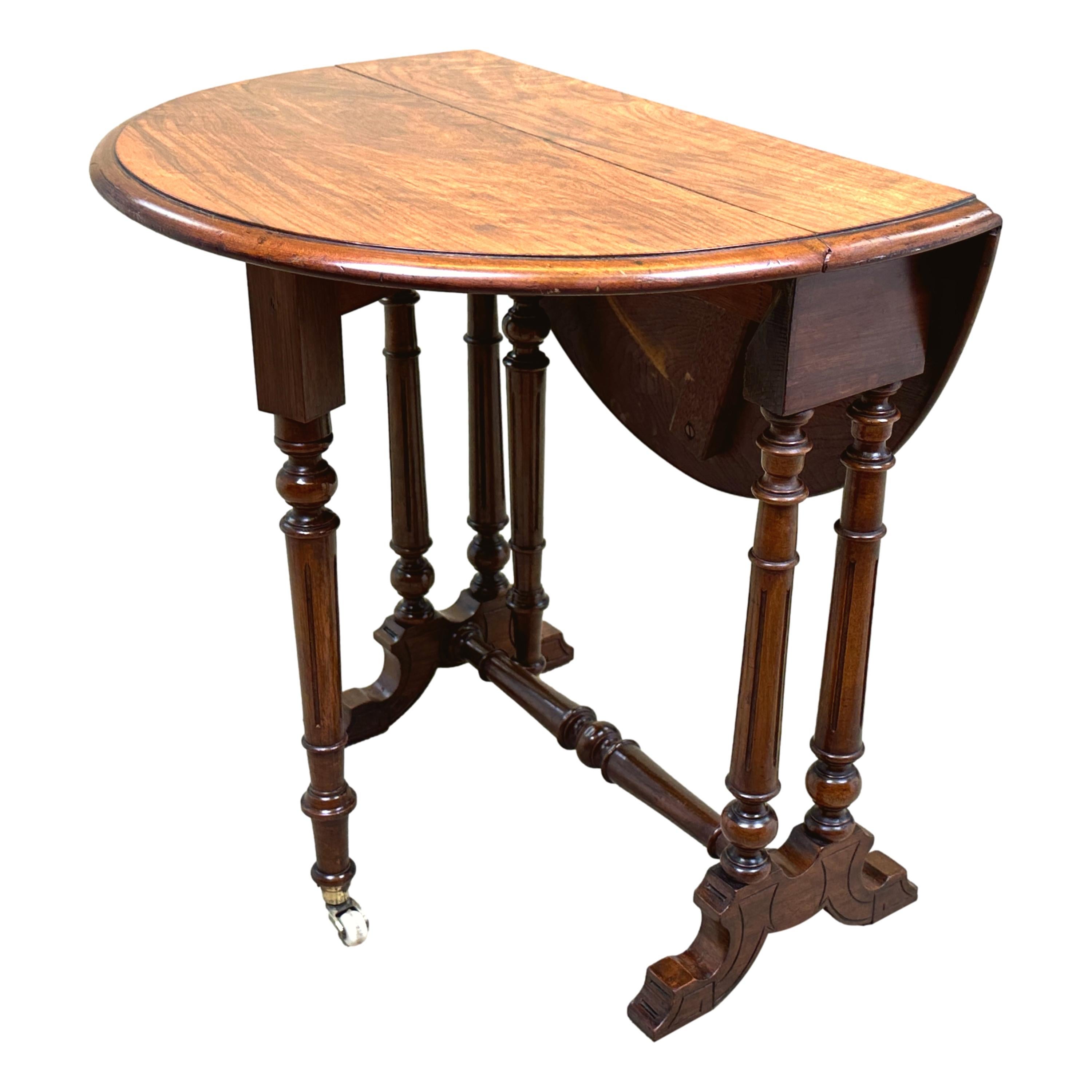 Table Sutherland en noyer figuré de très bonne qualité datant de la fin du XIXe siècle, avec deux abattants sur le plateau ovale, reposant sur d'élégants pieds droits tournés et des supports munis de roulettes d'origine.


Les tables Sutherlands