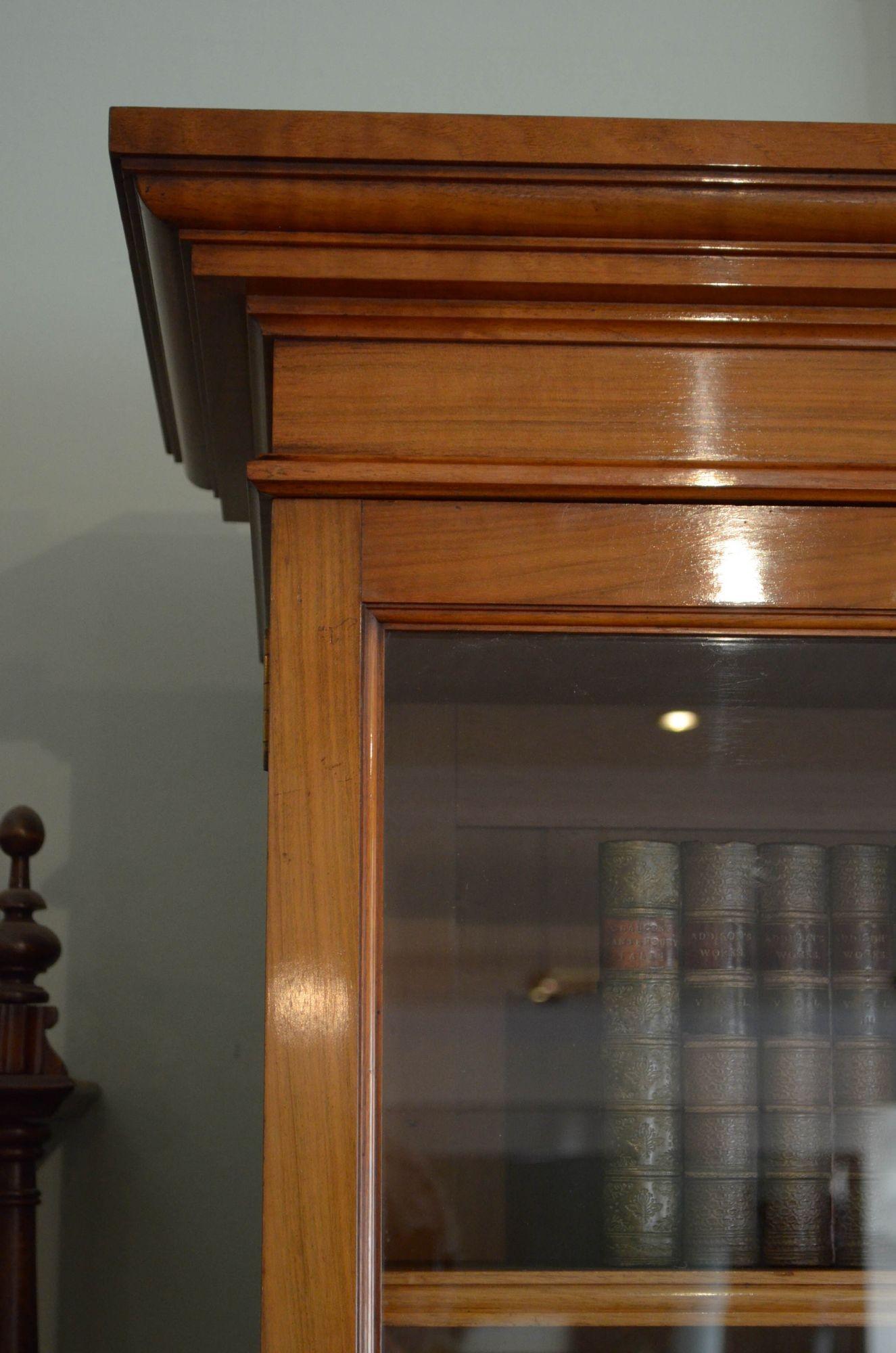 Sn5507 Fine quality and very attractive Victorian figured and burr walnut bookcase, having cavetto cornice above a pair of projection glazed doors flanked by further recessed glass doors, all fitted with original working locks and three keys,