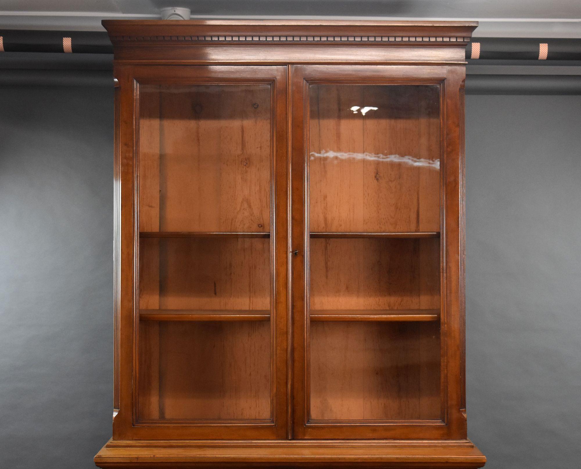 Zum Verkauf steht ein hochwertiges viktorianisches Bücherregal aus Nussbaumholz mit einem verglasten Bücherregalaufsatz, darunter zwei Schränke, auf einem Sockel. Das Bücherregal befindet sich in einem für sein Alter ausgezeichneten