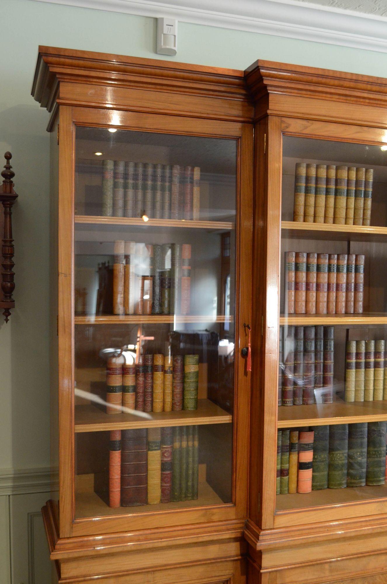 Victorian Walnut Bookcase In Good Condition For Sale In Whaley Bridge, GB