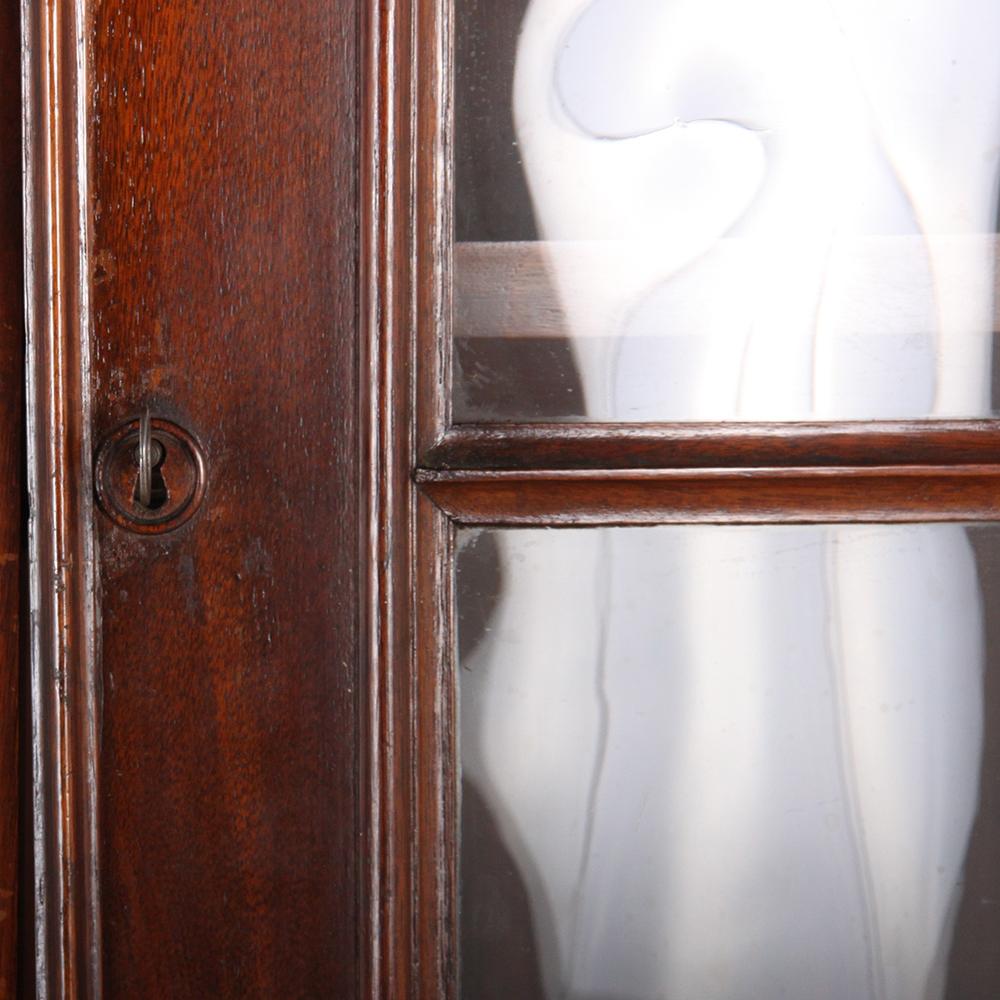 Victorian Walnut Bow-front Corner Cabinet In Good Condition In Vancouver, British Columbia