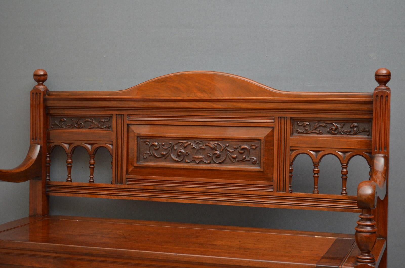 Victorian Walnut Box Settle In Good Condition In Whaley Bridge, GB