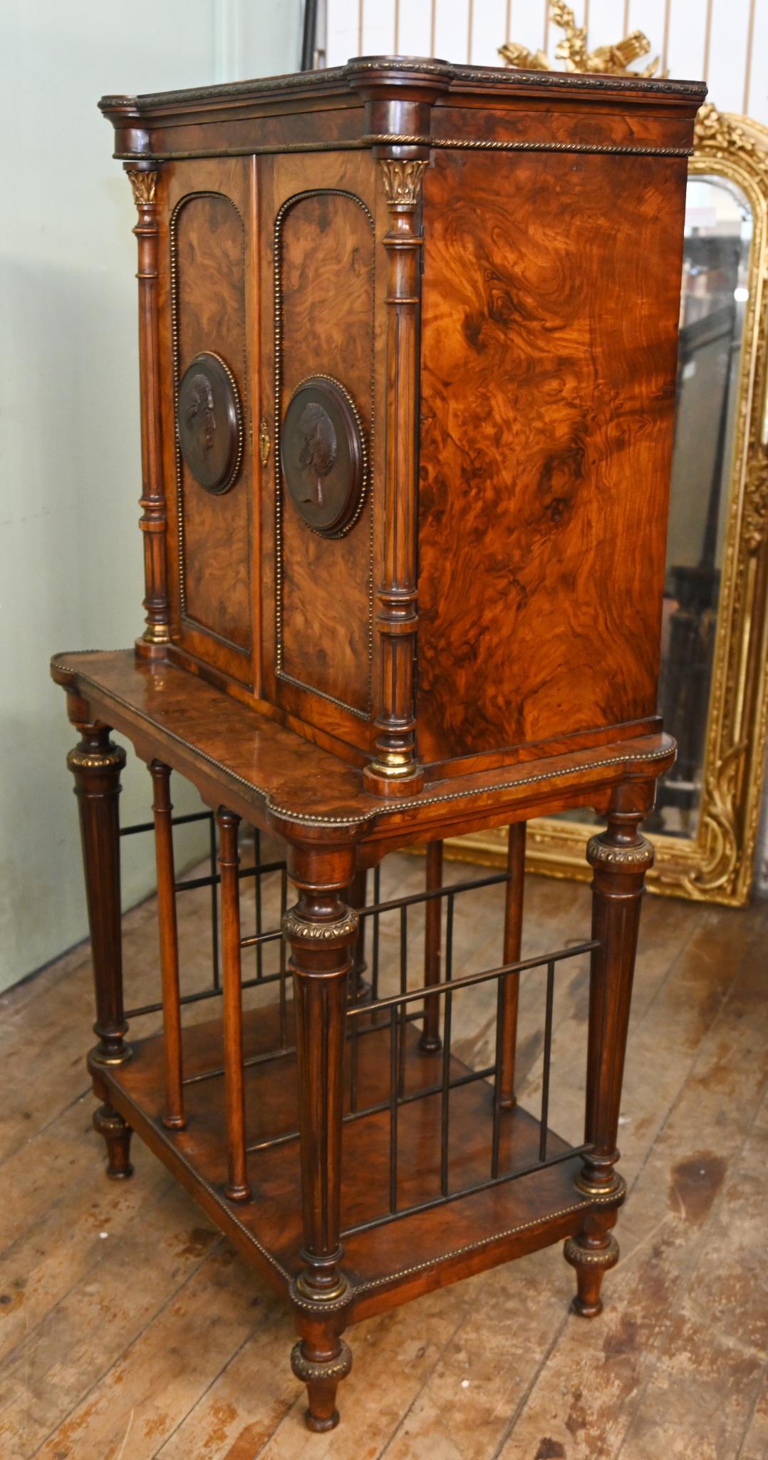 Stai visualizzando uno splendido mobile vittoriano in radica di noce
Raccordi di Ormulo circa 1840
Le targhe in ottone sono particolarmente caratteristiche e mostrano busti romani.
Guarda la qualità della radica di noce, con un'ottima
