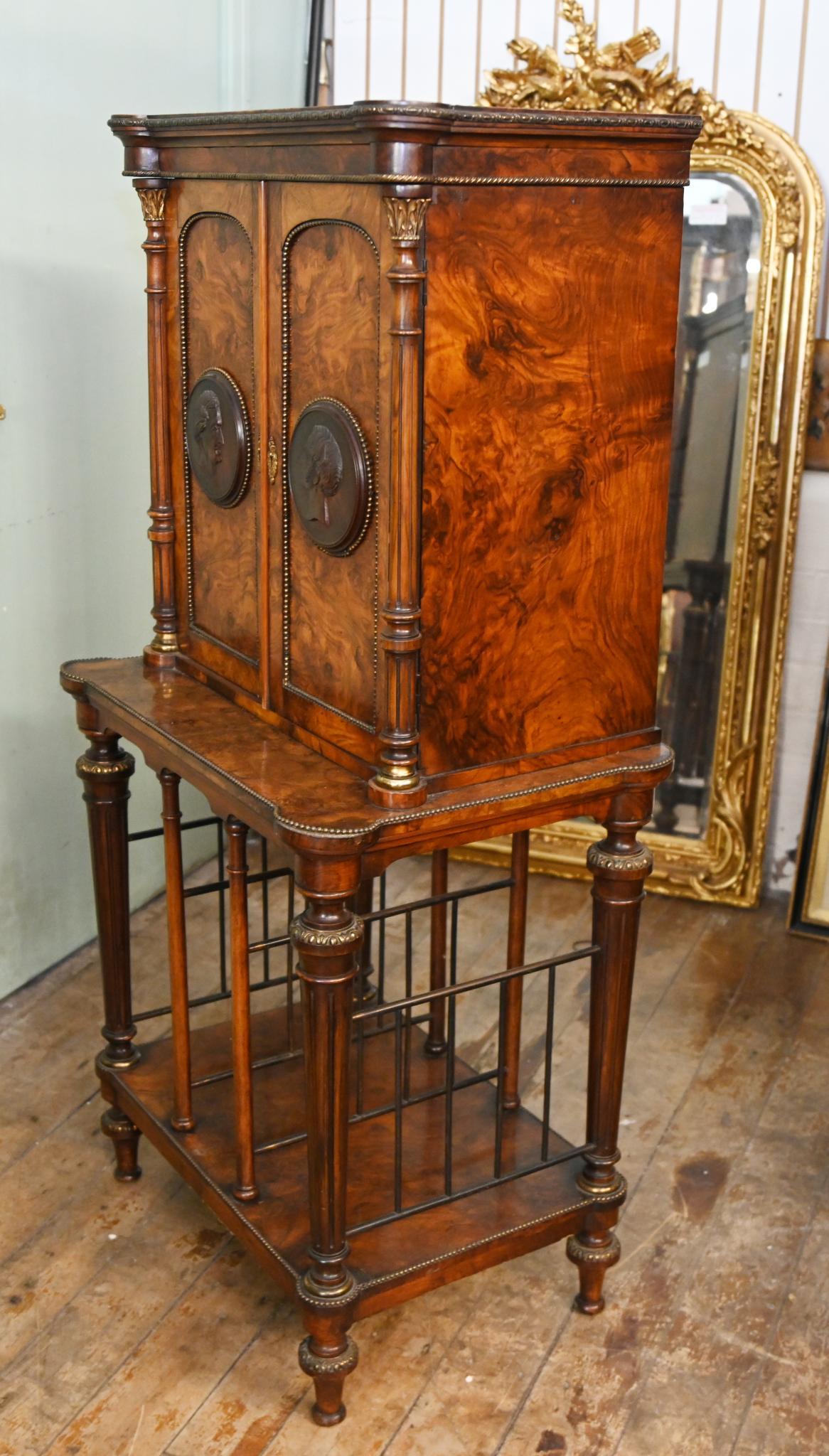 Gabinetto vittoriano in noce su supporto con placche di bronzo 1840 In condizioni buone in vendita a Potters Bar, GB