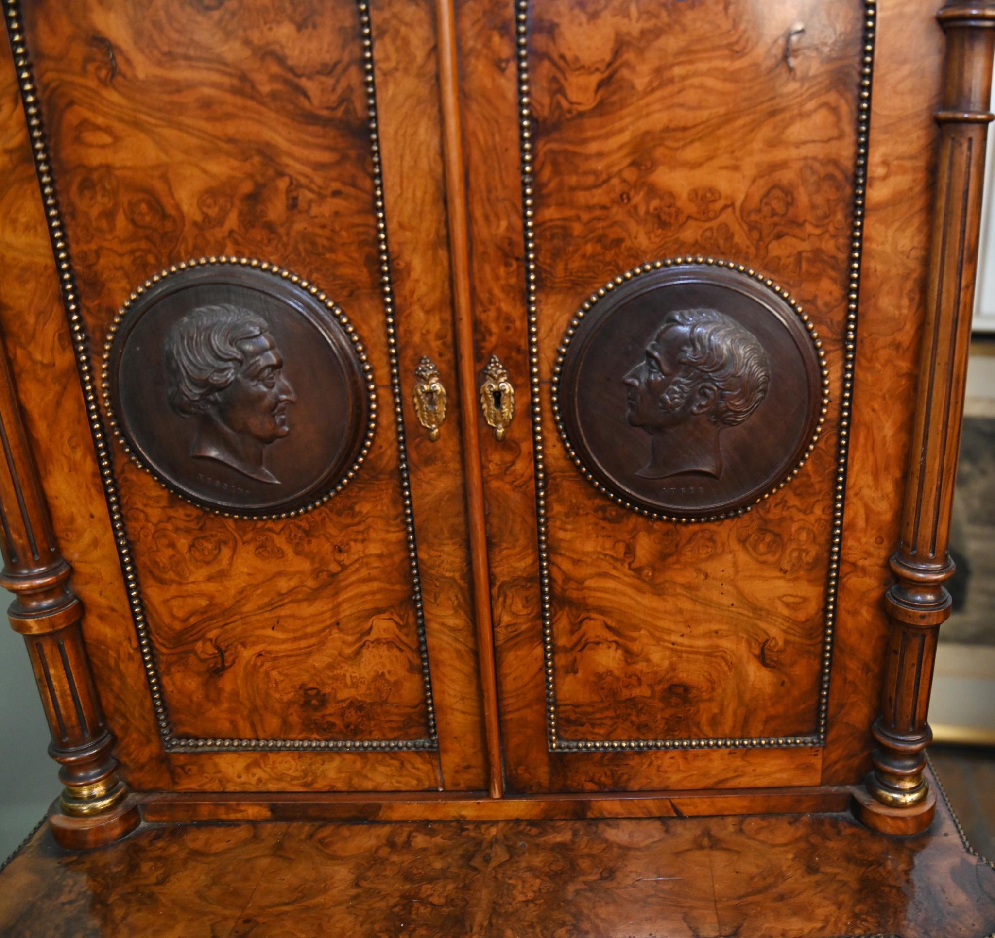 Noce Gabinetto vittoriano in noce su supporto con placche di bronzo 1840 in vendita