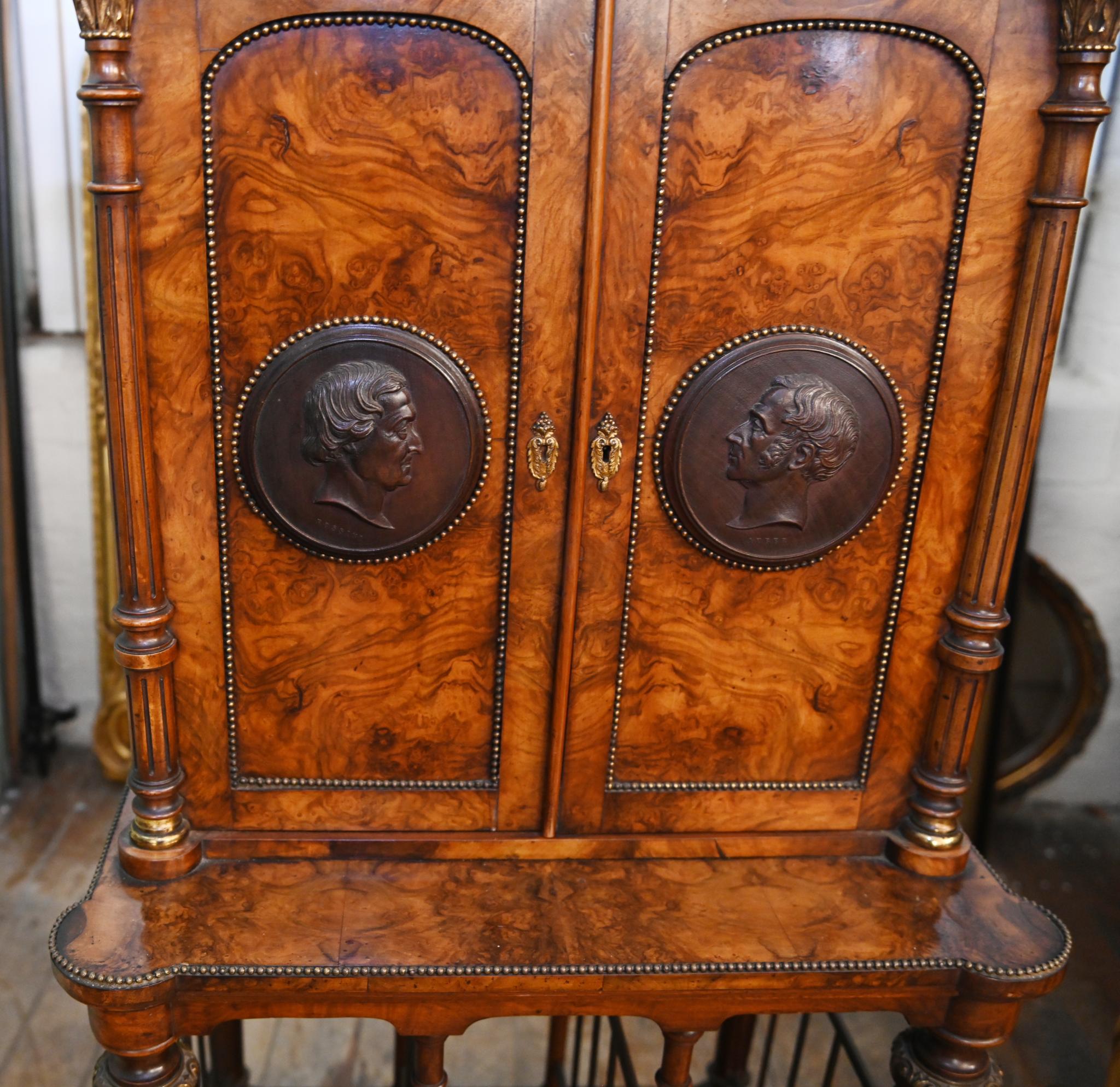 Gabinetto vittoriano in noce su supporto con placche di bronzo 1840 in vendita 1
