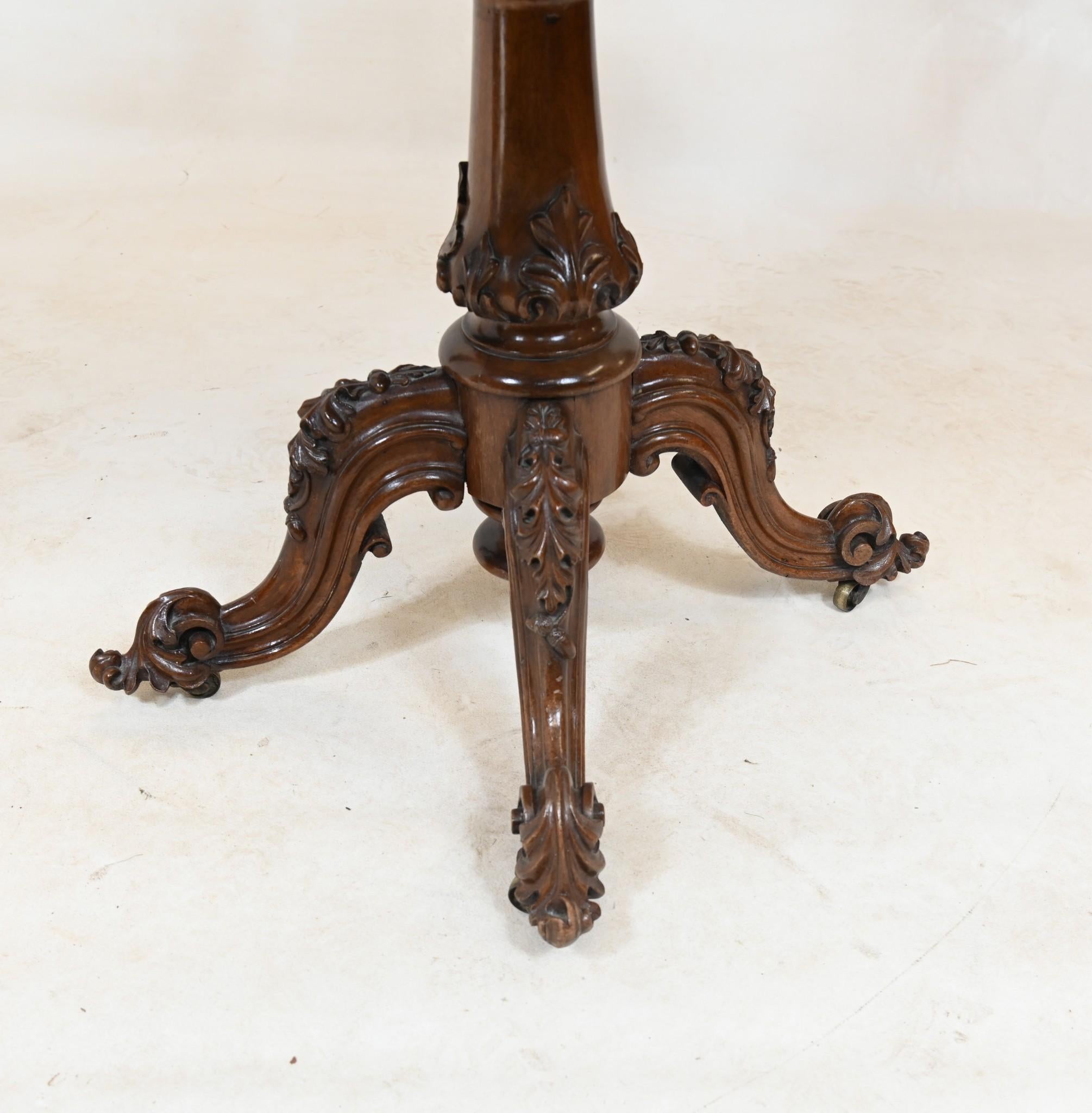 Table à cartes victorienne en noyer 1860 Jeux sculptés en vente 4